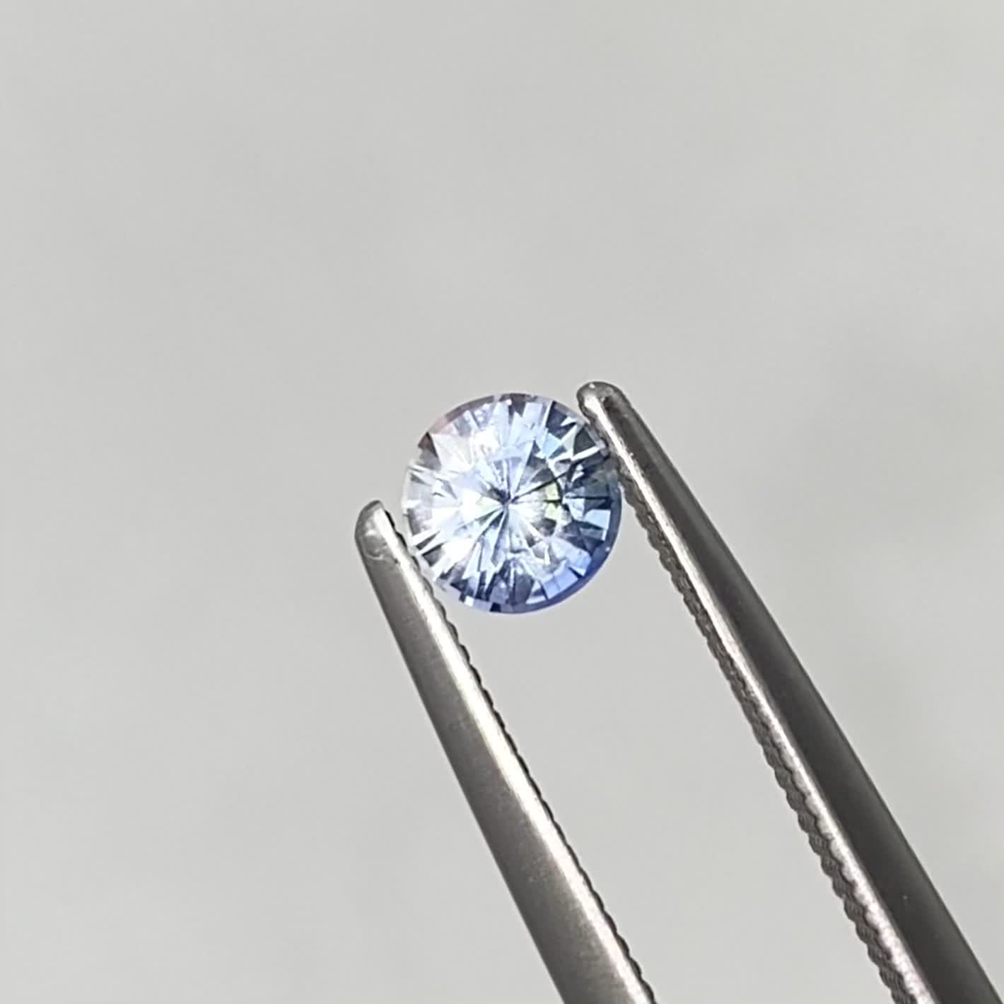 アイスブルーサファイア スリランカ産 0.45ct / 4.4x4.4mm前後