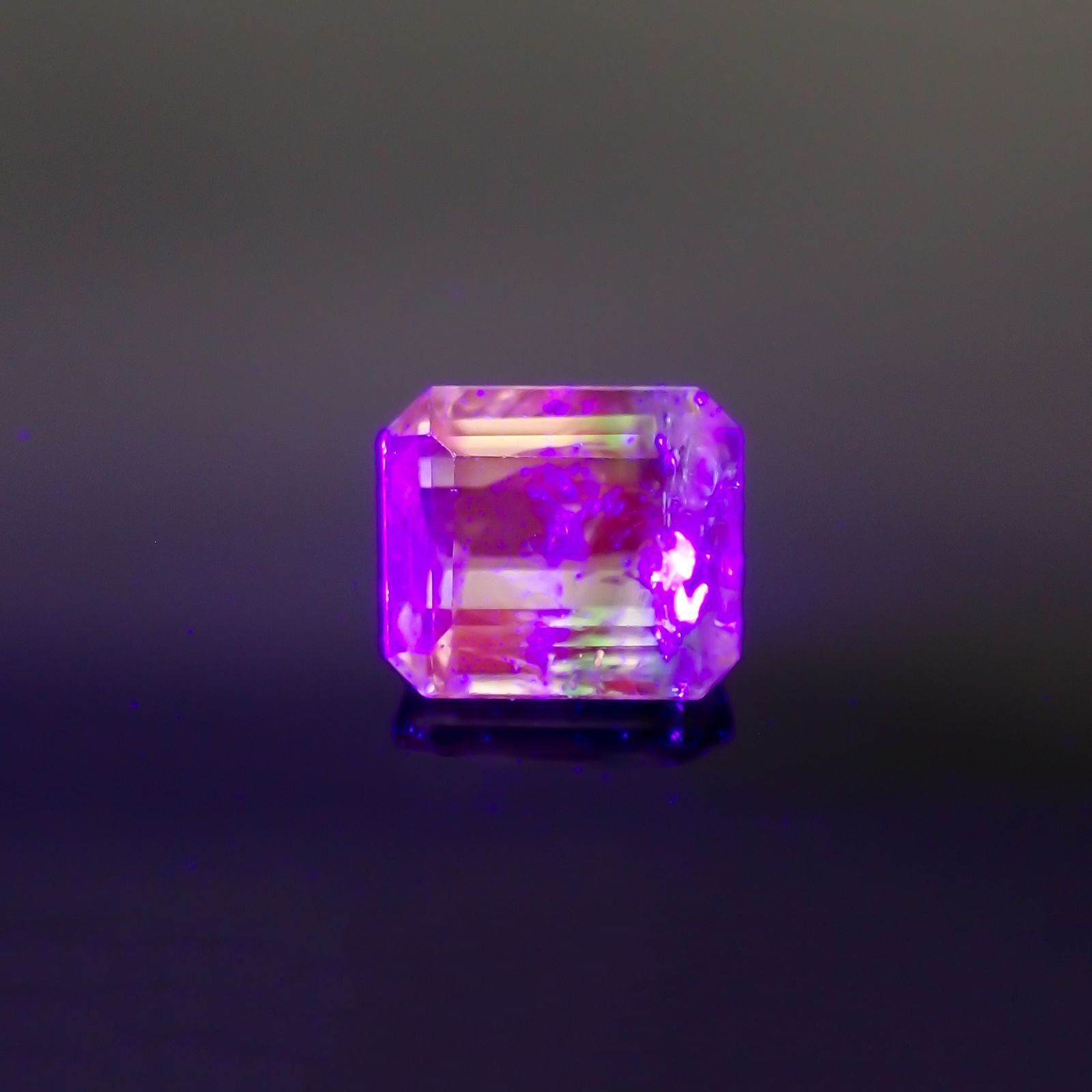 バイカラーツァボライト(宝石名グリーン グロッシュラー・ガーネット)タンザニア産 1.04ct 識別済[231124263]6x5mm前後