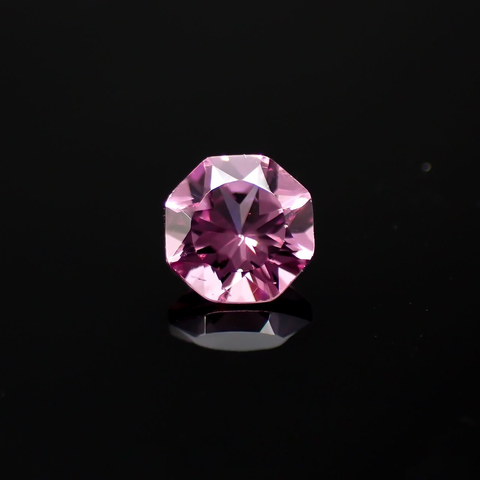 ◇オクタゴンカット◇カラーシフトマラヤガーネットSA(宝石名ガーネット)タンザニア産 0.67ct 識別済[220918047]5.1x5.1mm前後