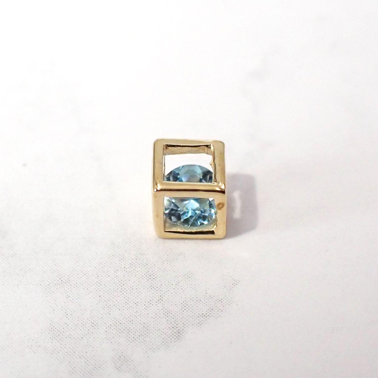 ◇K18 Reinette（レネット）◇ブルートパーズ | キューブボックスデザイン [チャーム/ペンダントトップ※チェーン別売り]