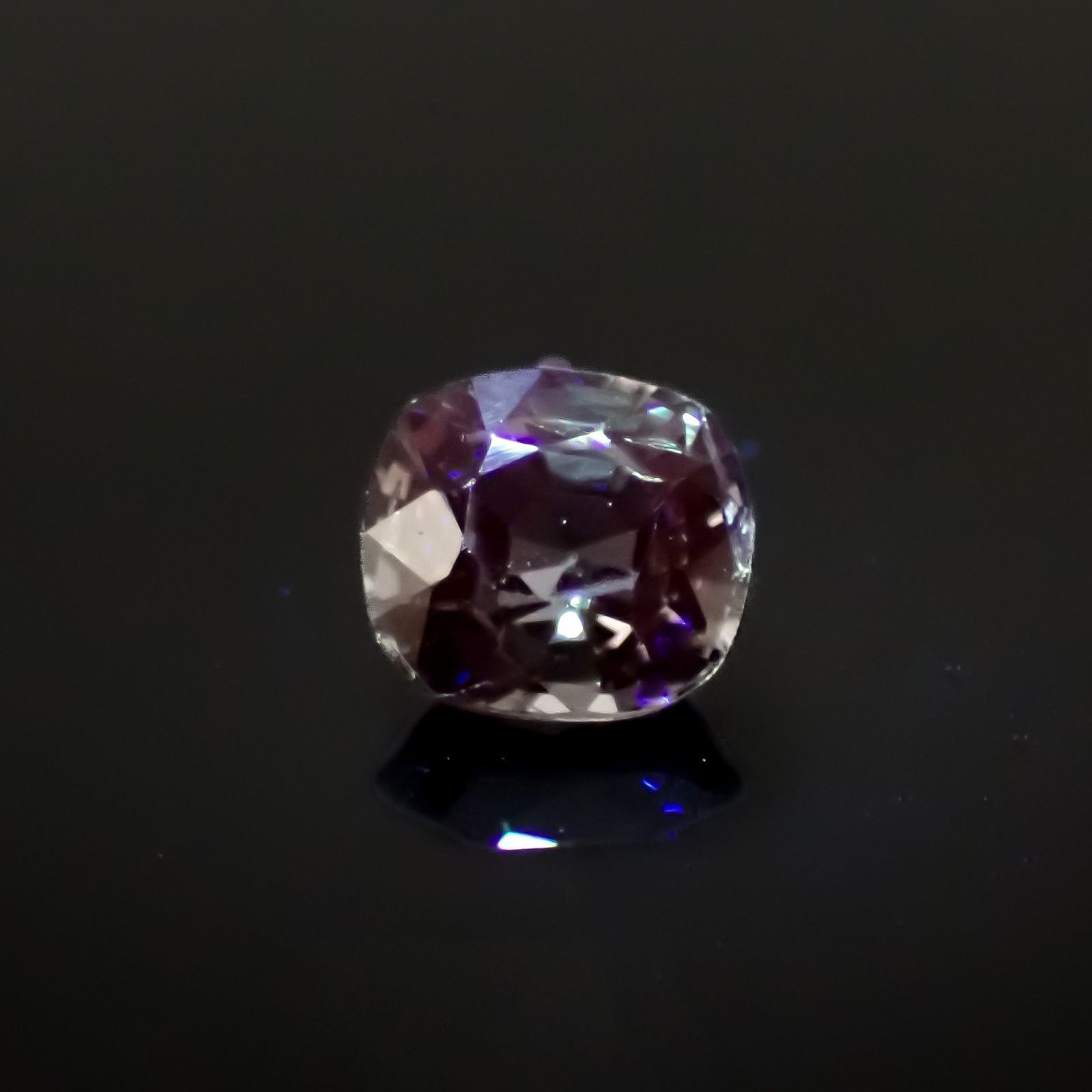 グレースピネル(宝石名スピネル)ビルマ/マダガスカル産 0.89ct 識別済[220817557]5.8x5.2mm前後