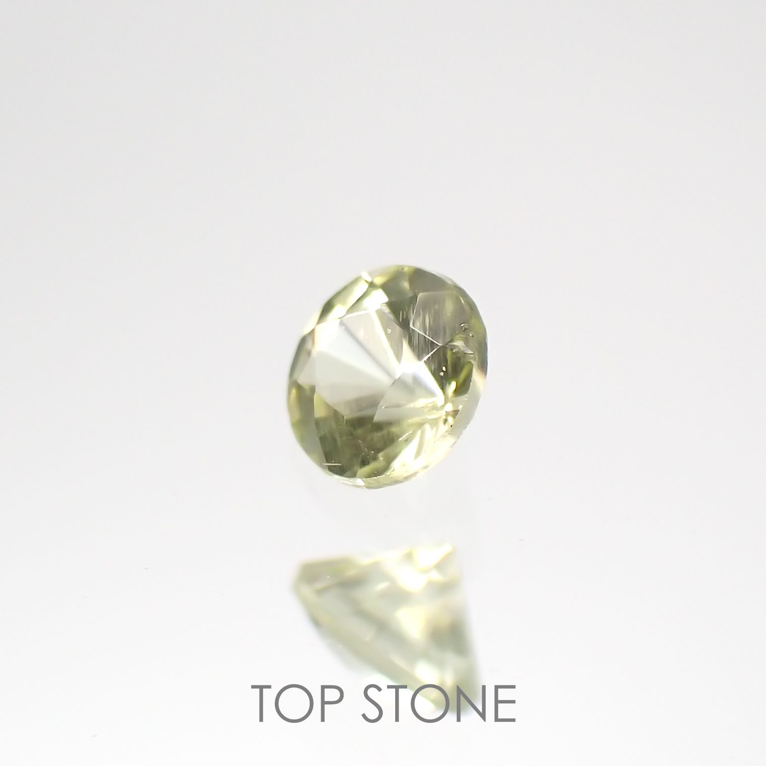 パラサイティックペリドット(宝石名ペリドット) 採取地：ロシア 0.045ct 識別済[210812868]2×2mm前後