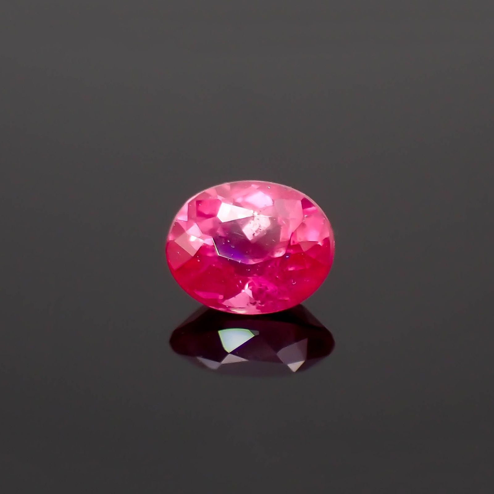 パープルサファイア パキスタン・カシミール産 0.34ct / 4.5x3.7mm前後 [251019861]