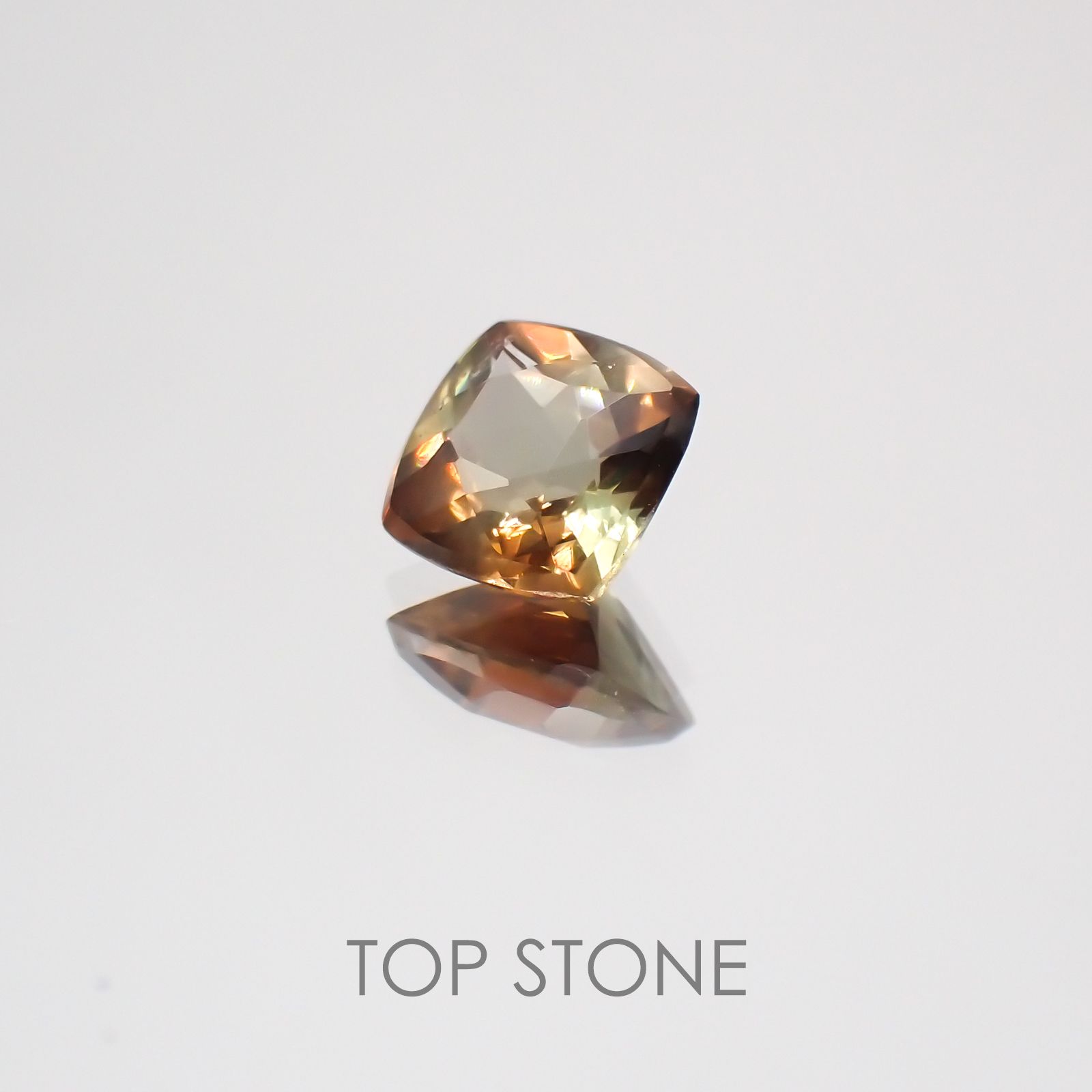 バイカラーアンダリュサイト スリランカ産 ルース 0.61ct[21059871]5.2×5.2mm前後