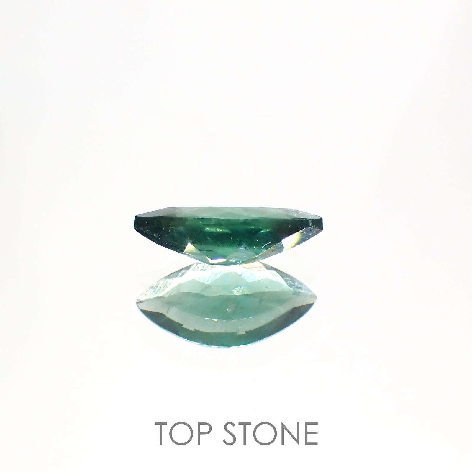 グリーンアパタイト(ノーブルモロキサイト)(宝石名アパタイト) マダガスカル産 0.70ct 識別済[210913155]9.1×4.5mm前後
