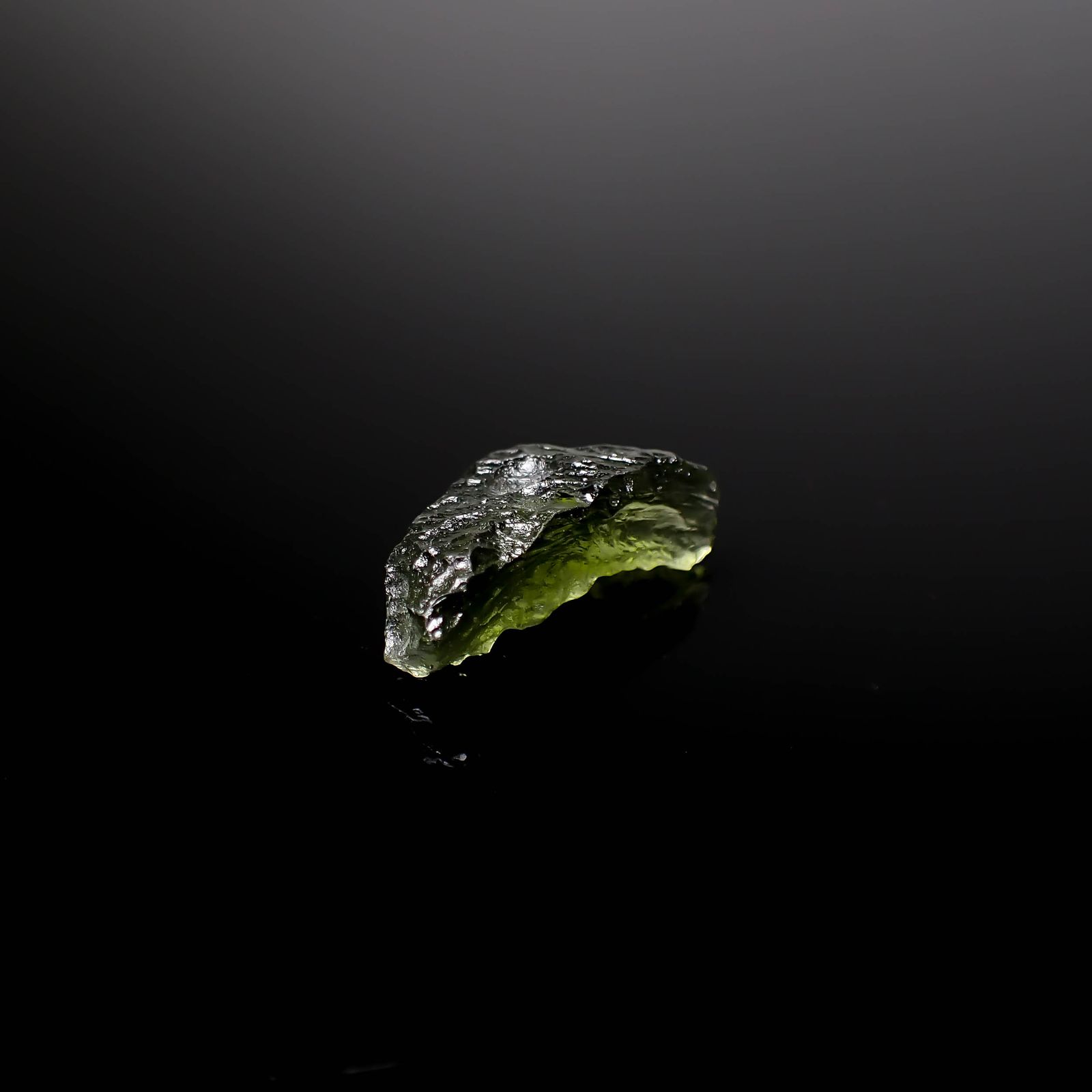 モルダバイト 原石 発見地：旧チェコスロバキア 5.45ct [241029294]19.8x8.6mm前後