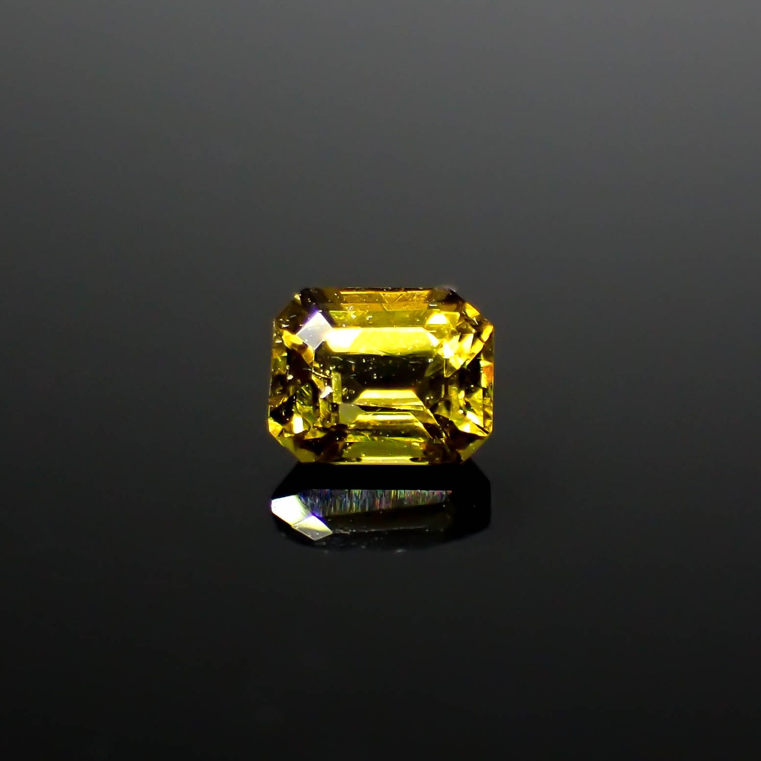 クリノゾイサイト(宝石名クリノゾイサイト)パキスタン産 0.41ct 識別済[250630597]4.7x3.7mm前後