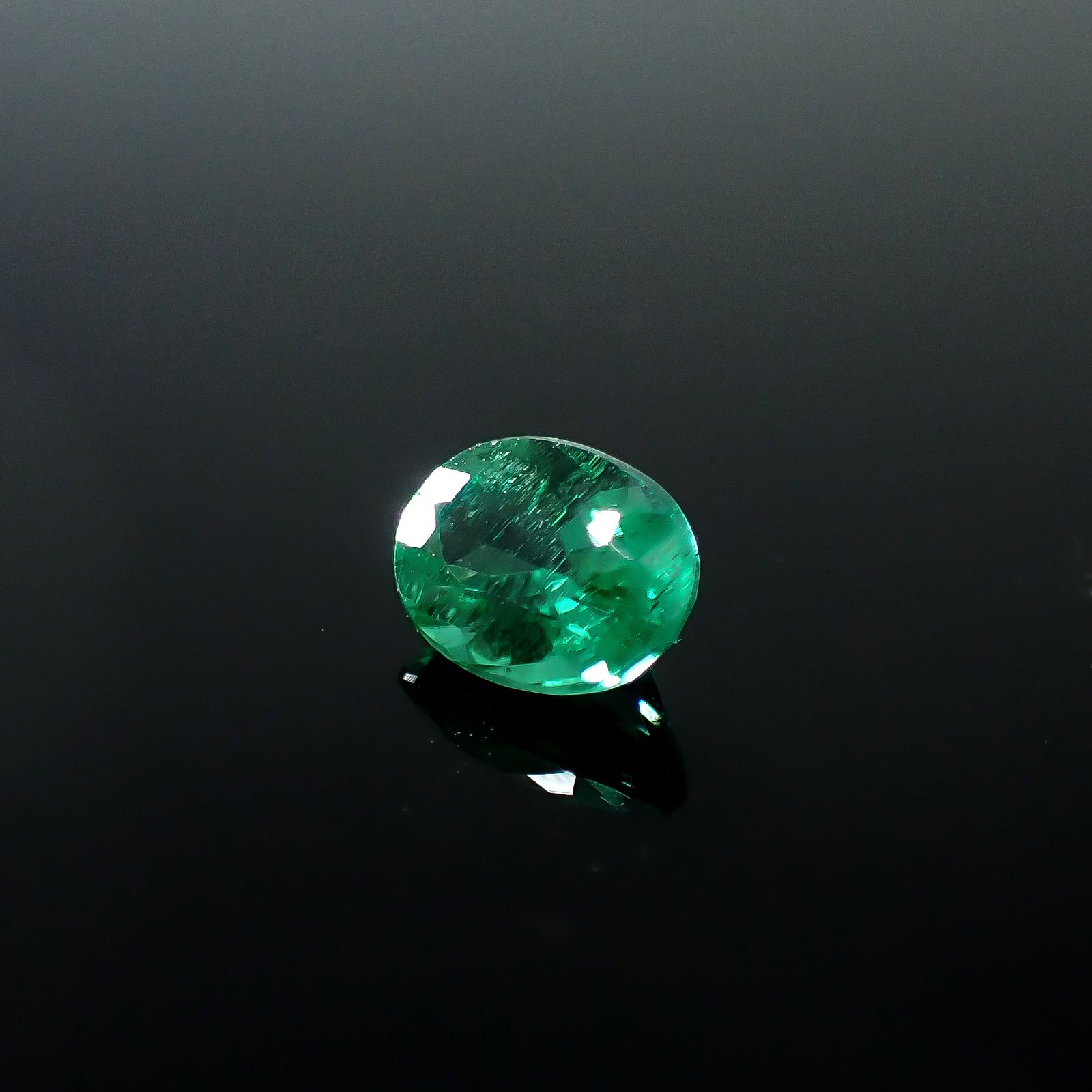 パライバトルマリン(宝石名トルマリン/別名パライバ・トルマリン)ブラジル産 GIA鑑付 0.87ct / 6.77x5.11mm前後 [251031348]