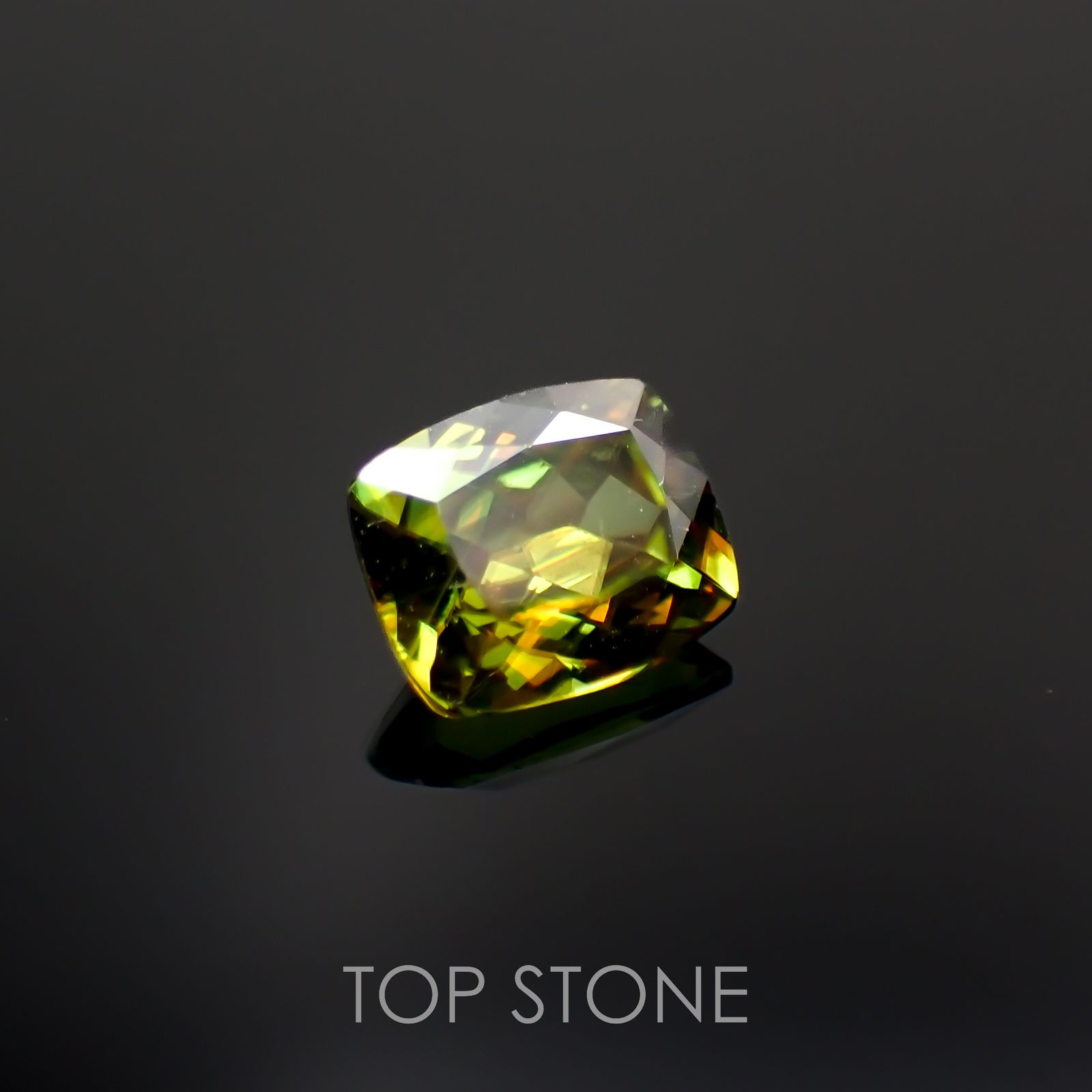 カラーチェンジスフェーン パキスタン産 0.83ct[221119186]6.3x5.2mm前後