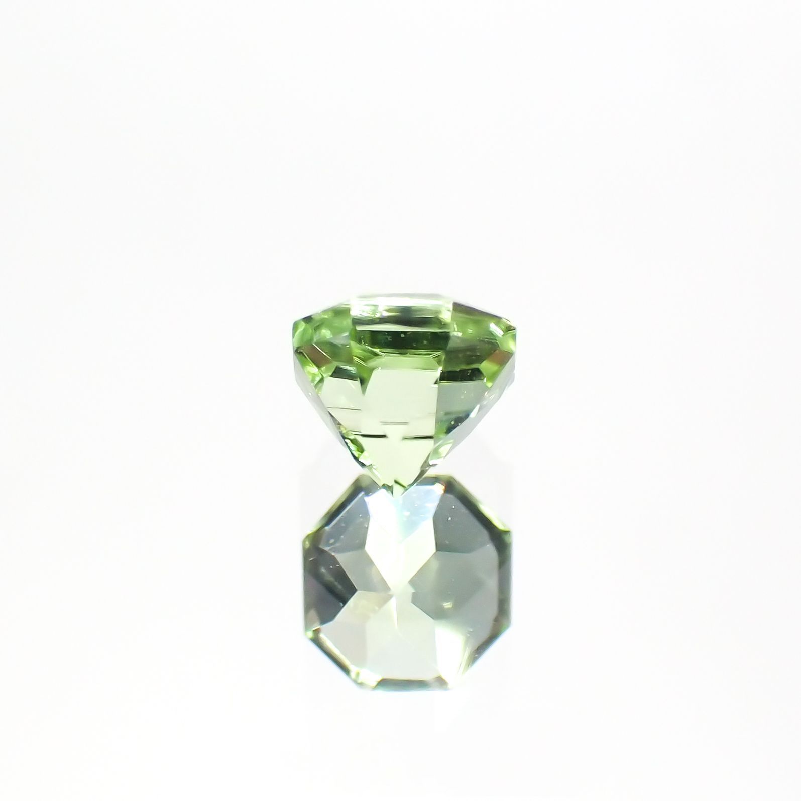 ◇オクタゴンカット◇ペリドット(宝石名ペリドット) パキスタン産 0.41ct 識別済[210913103]4.1×4mm前後