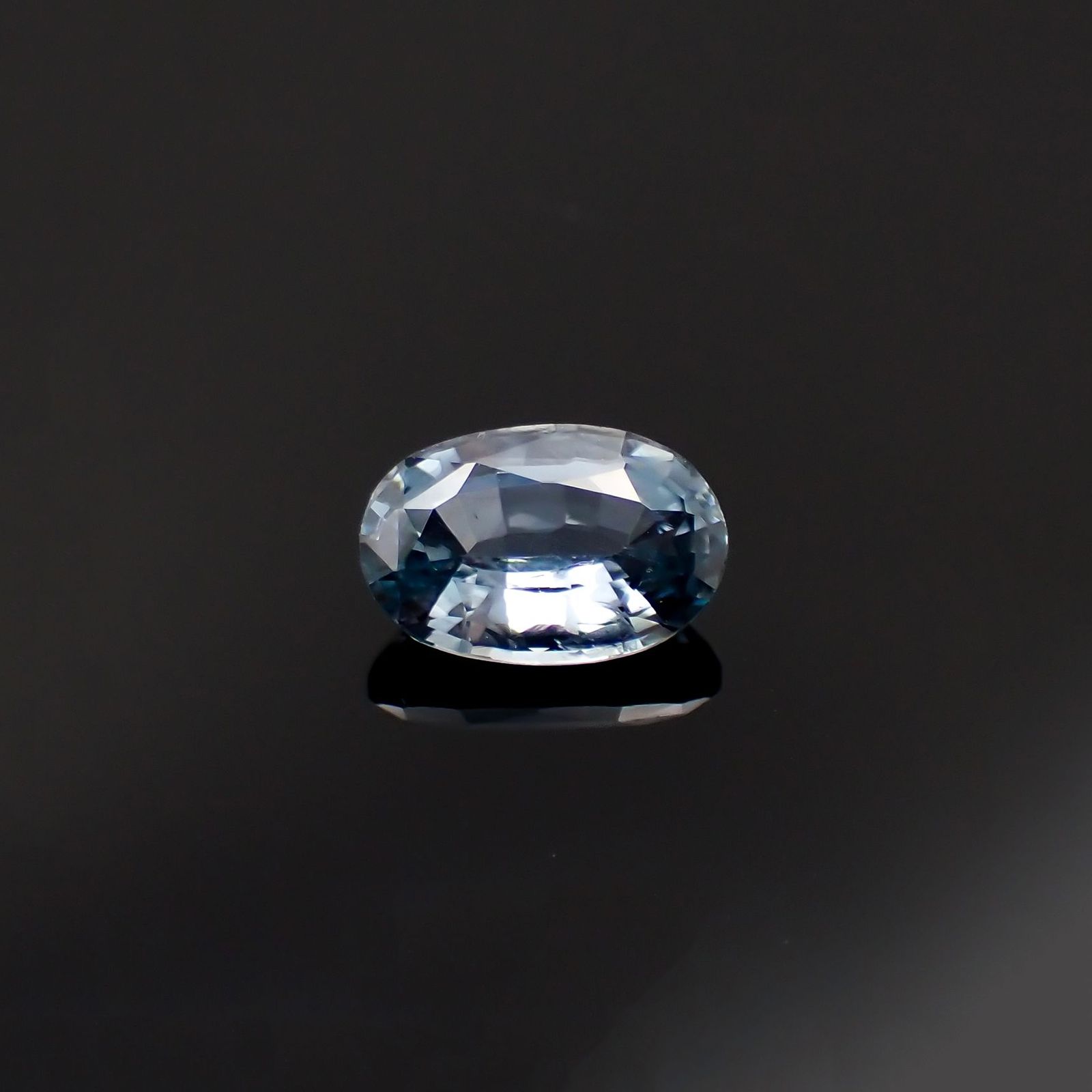 グレイッシュブルースピネル(宝石名スピネル)ビルマ/マダガスカル産 識別済 1.16ct / 7.8x5.1mm前後 [230220599]