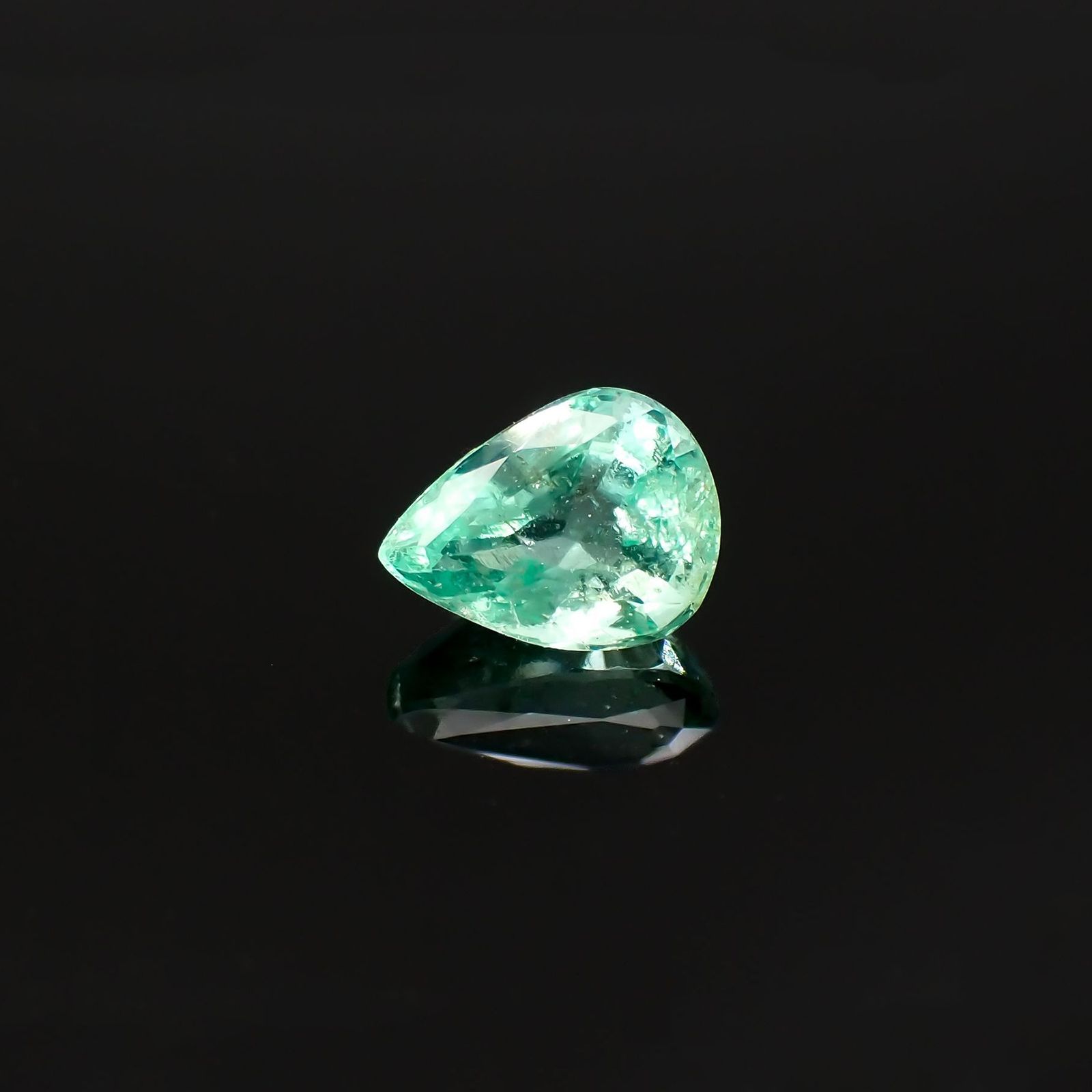 パステルカラーエメラルド コロンビア産 0.29ct / 5.1x3.8mm前後 [220918058]