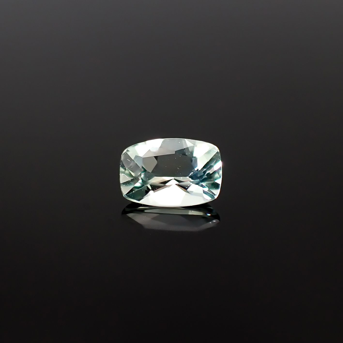 モンテブラサイト(宝石名モンテブラサイト)マダガスカル産 0.41ct 識別済[241229658]5.9x4mm前後
