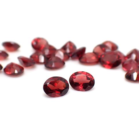 ◇ランダムセレクト◇パイロープアルマンディンガーネット モザンビーク産 約0.40ct / 5x4mm前後 [260532206-PAC]