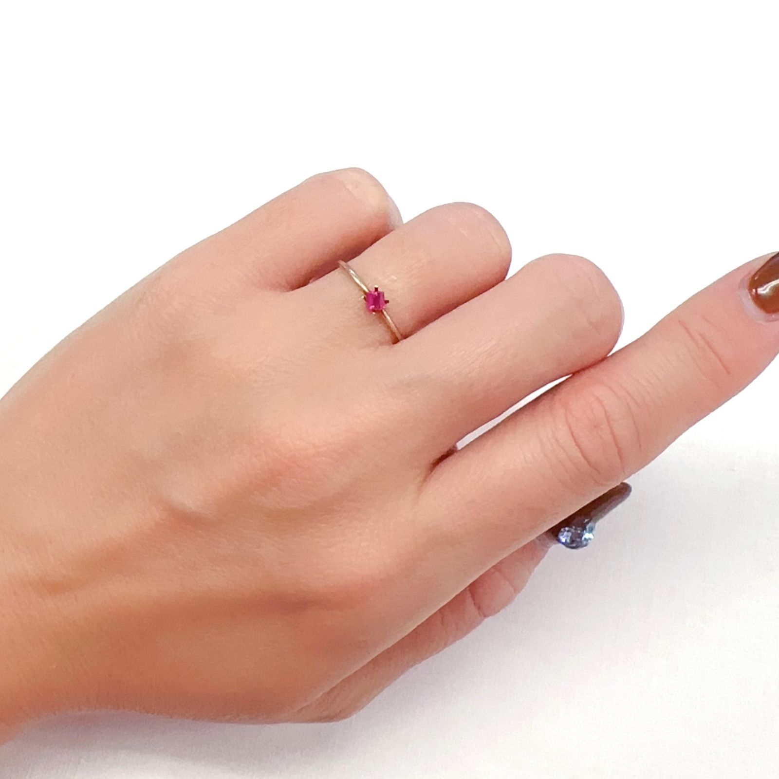 レッドベリル(宝石名レッド・ベリル)アメリカ・ユタ州ワーワーマウンテン産 0.108ct ソ付(彩珠)[231023928]2.7x2.7mm前後