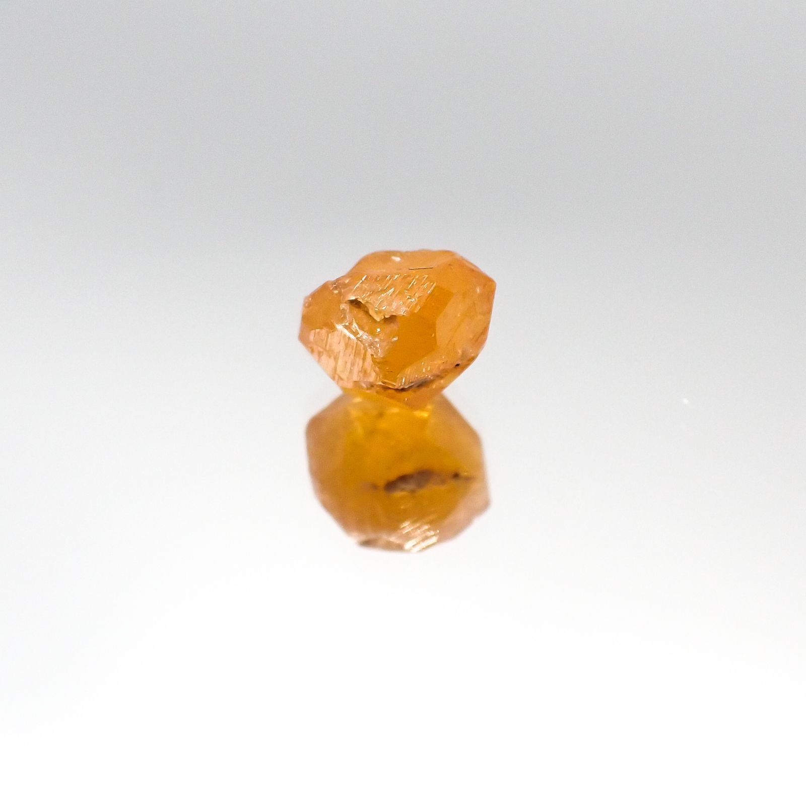 スペサルティンガーネット マンダリンオレンジカラー(宝石名ガーネット)タンザニア産 1.80ct 識別済[230823126]7.1x6.3mm前後