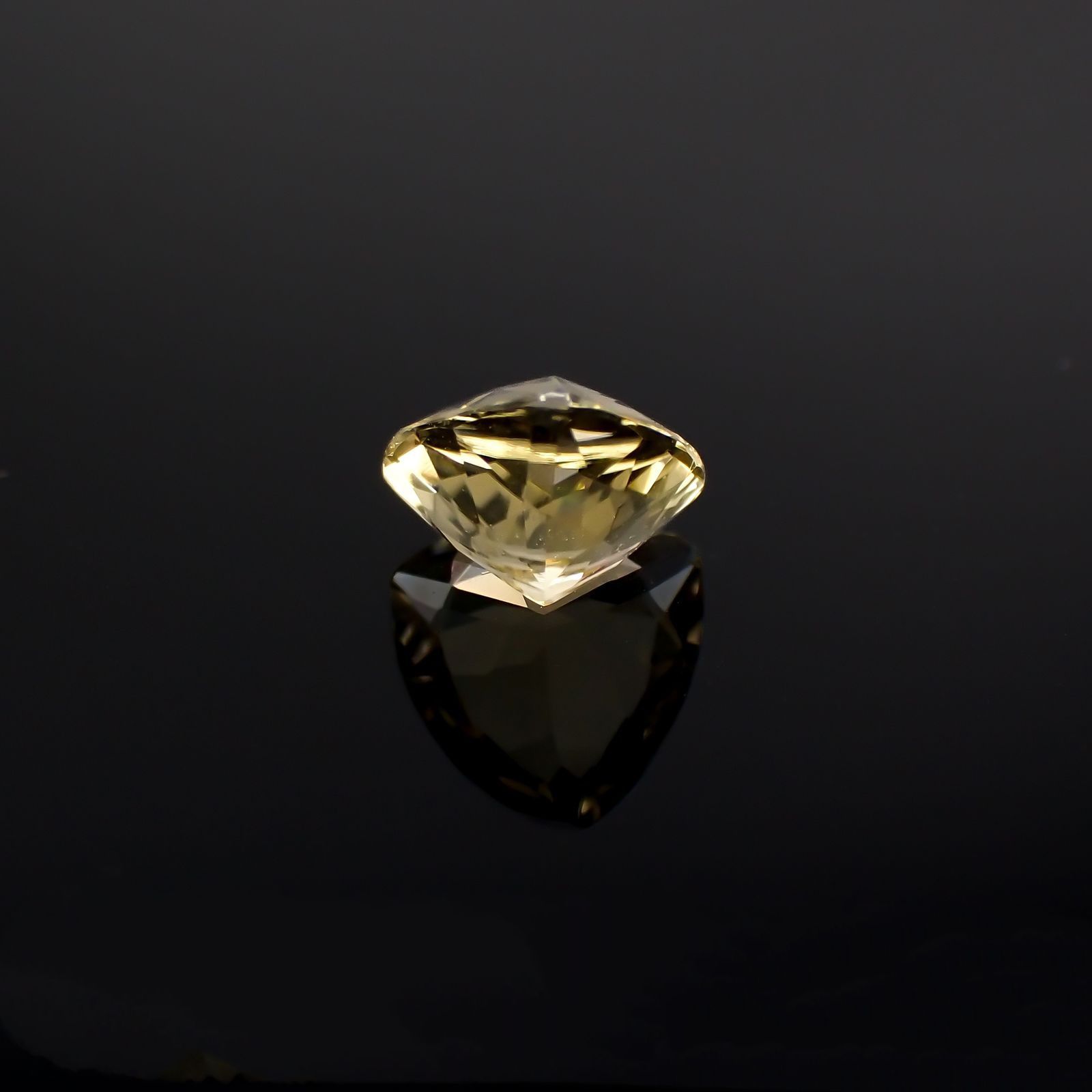 イエロースキャポライト(宝石名イエロー・スキャポライト)タンザニア産 識別済 0.67ct / 5.8x6.1mm前後 [220918029]