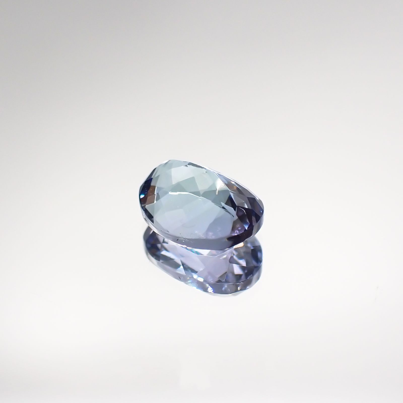 バイカラータンザナイト(宝石名タンザナイト) タンザニア産 1.544ct ソ付(彩珠)[210711819]8.1×6mm前後