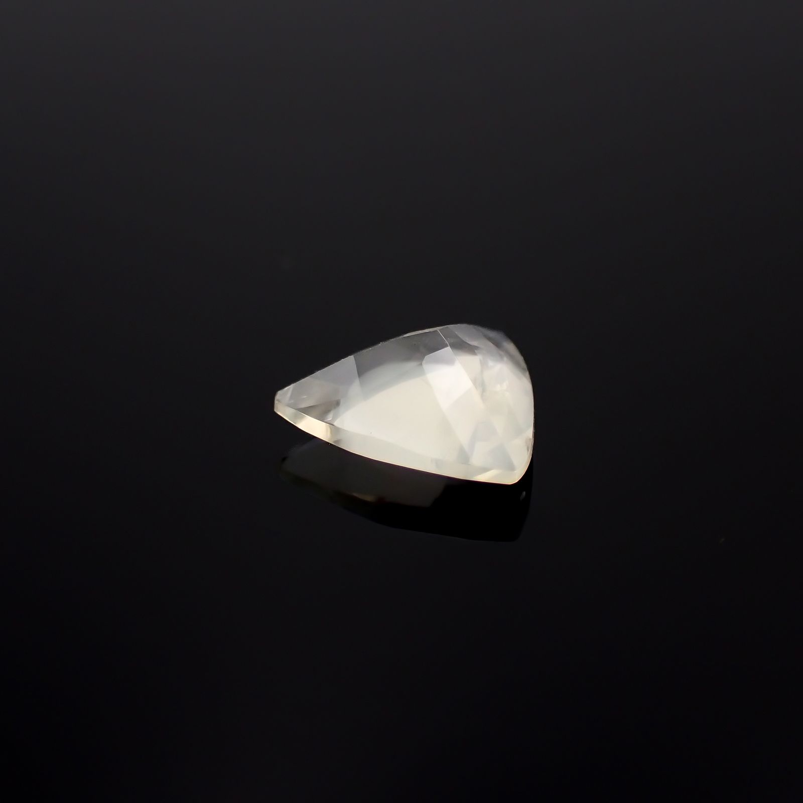 リューサイト(宝石名リューサイト)イタリア産 1.05ct 識別済[231225050]8x8.2mm前後
