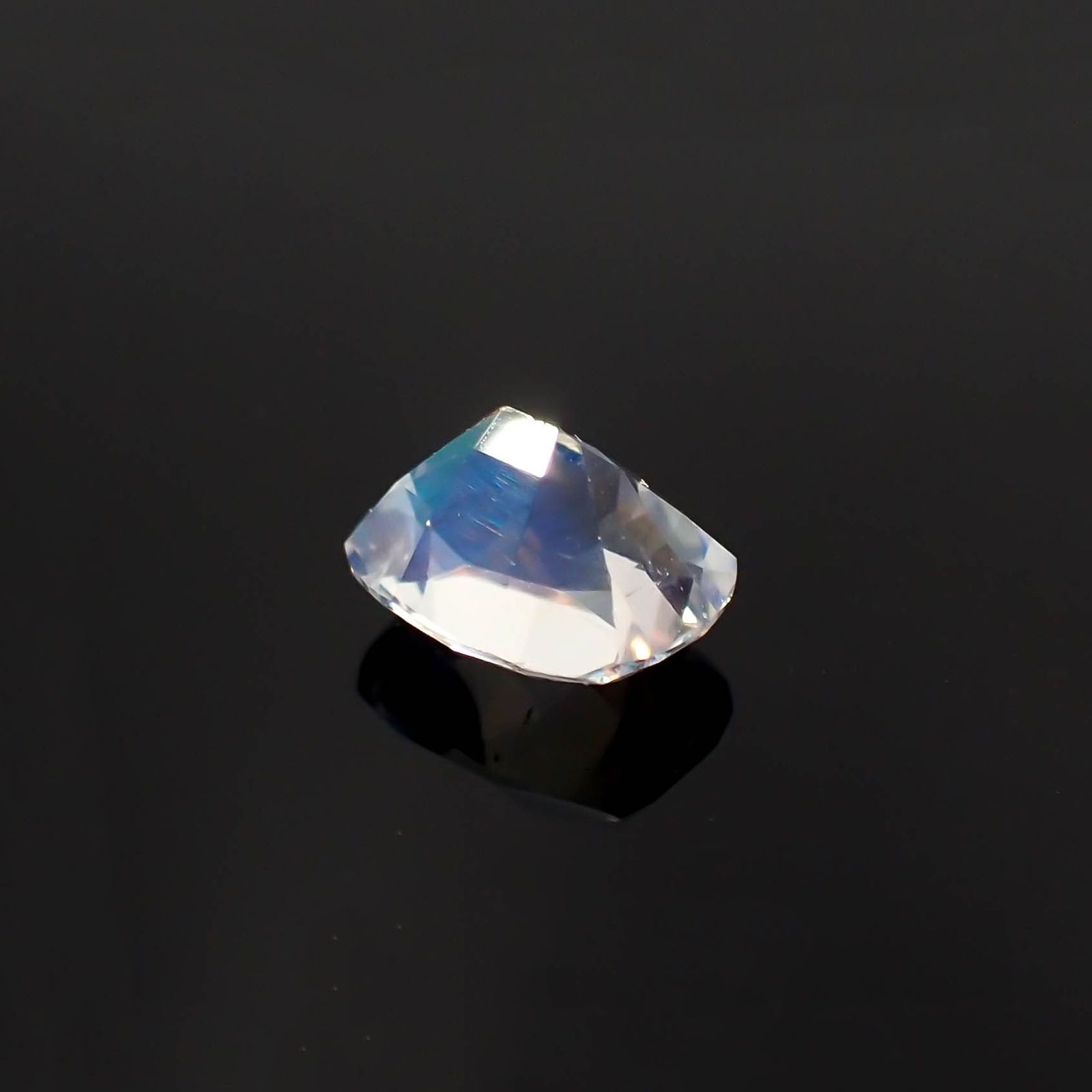 レインボームーンストーン(宝石名ラブラドライト)マダガスカル産 識別済 0.58ct / 5.6x4.4mm前後 [230119738]