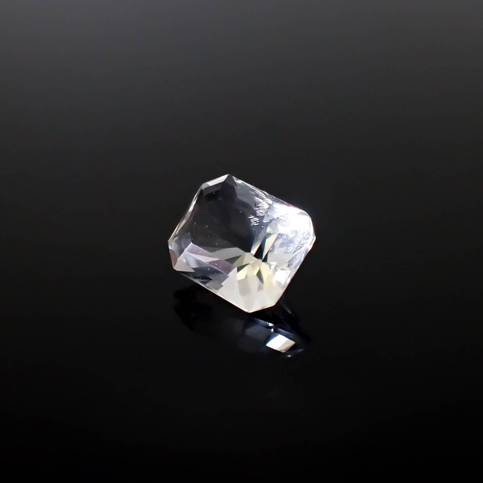 カラーレスフローライト フルオレッセンス イギリス産 1.98ct [250430161]7.6x6.4mm前後