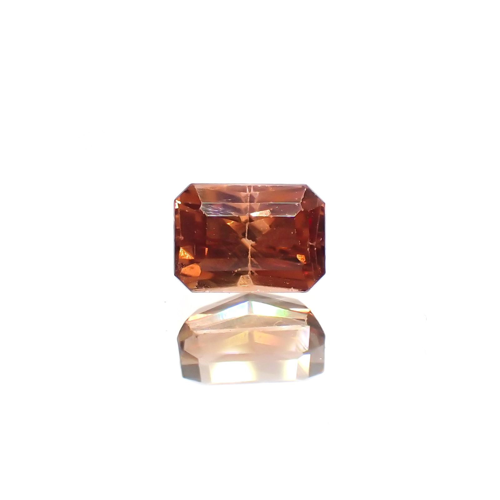 カラーシフトマラヤガーネット(宝石名ガーネット)タンザニア産 識別済 1.35ct / 6.7x4.7mm前後 [260415014]