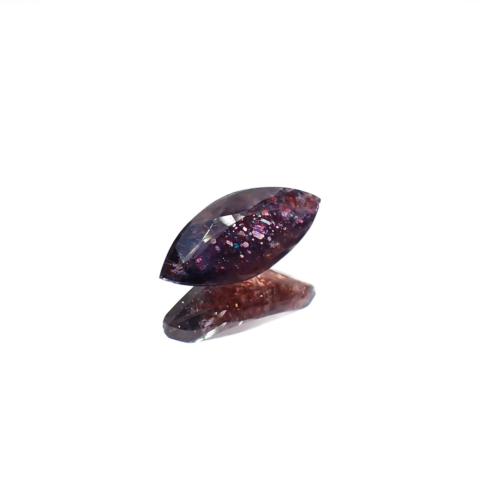 ブラッドショットアイオライト インド産 1.72ct [241129462]12.7x5.7mm前後