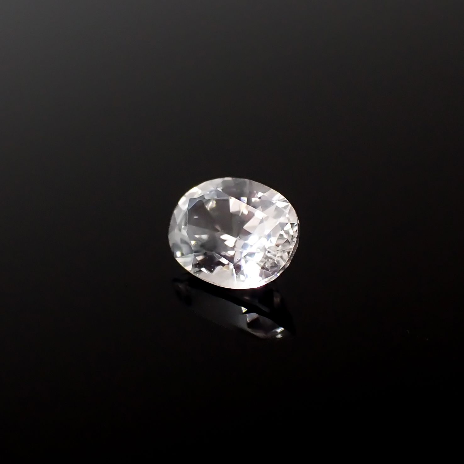 カラーレスサファイア スリランカ産 0.43ct[240527479]5.1x3.8mm前後