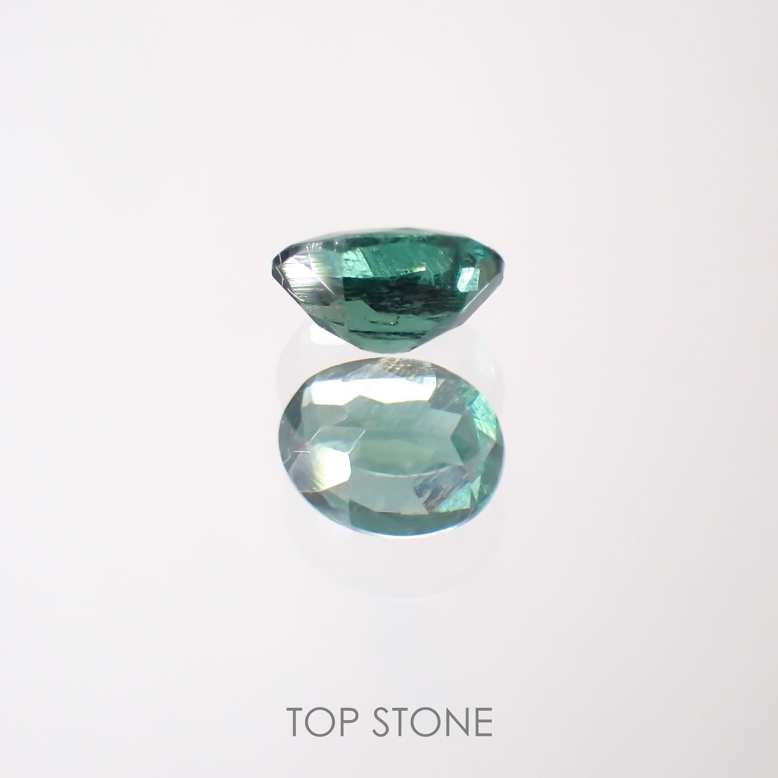 グリーンアパタイト(ノーブルモロキサイト)(宝石名アパタイト) マダガスカル産 0.27ct 識別済[211013530]4.7×3.7mm前後