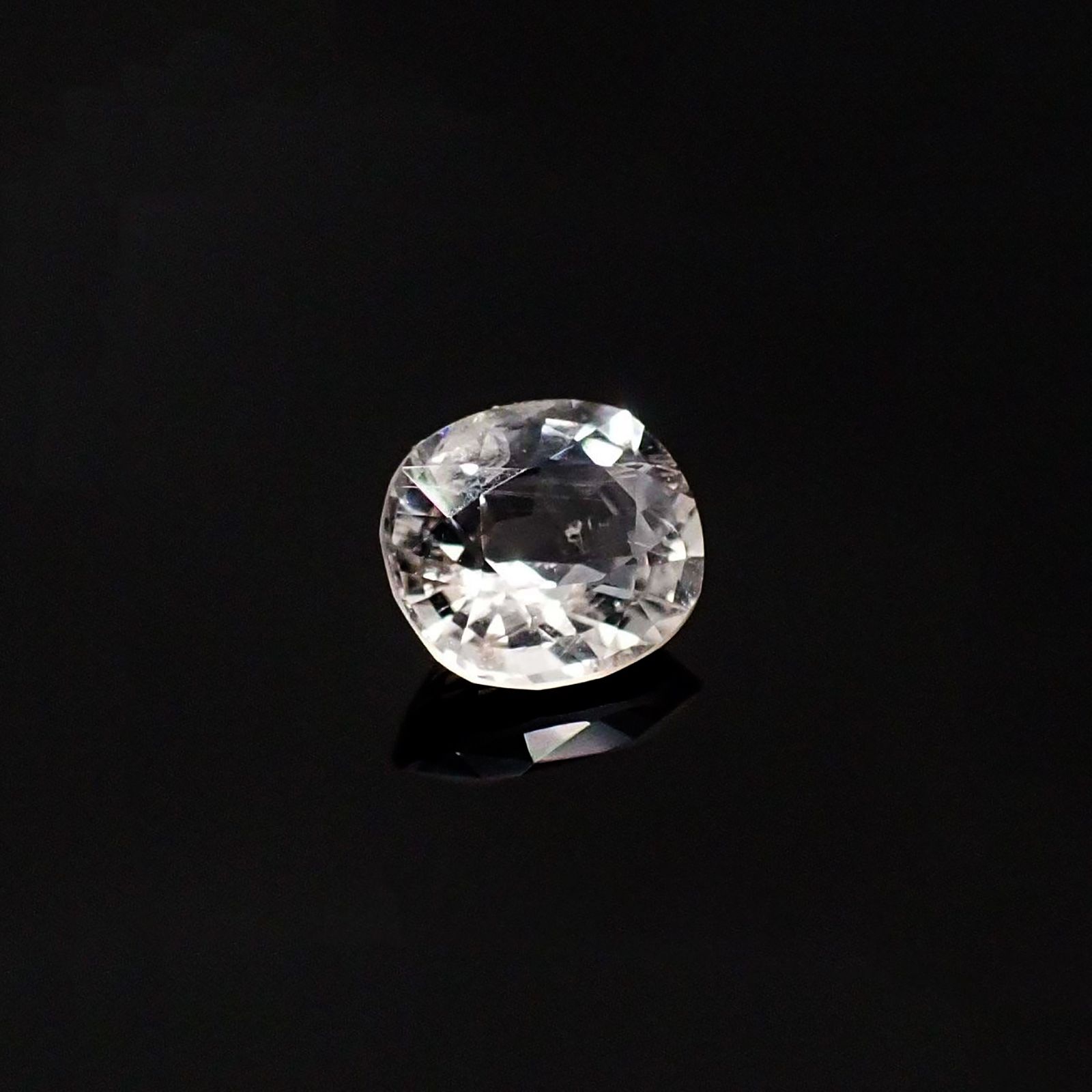 ポードレッタイト カラーレス(宝石名ホワイト・ポードレッタイト)ビルマ産 ソ付(彩珠) 0.515ct / 5.7x5.1mm前後 [260722817]