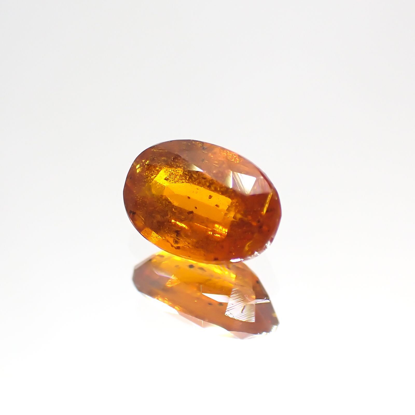 オレンジカイヤナイト(宝石名カイヤナイト) ネパール産 0.63ct 識別済[210310581]6.2×4.2mm前後