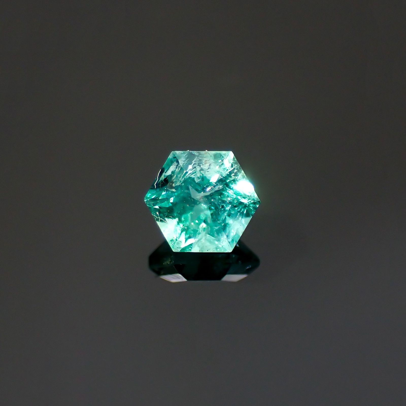 ◇ヘキサゴンカット◇エメラルド(宝石名エメラルド)ザンビア産 0.18ct 識別済[220115190]3.5x3.4mm前後