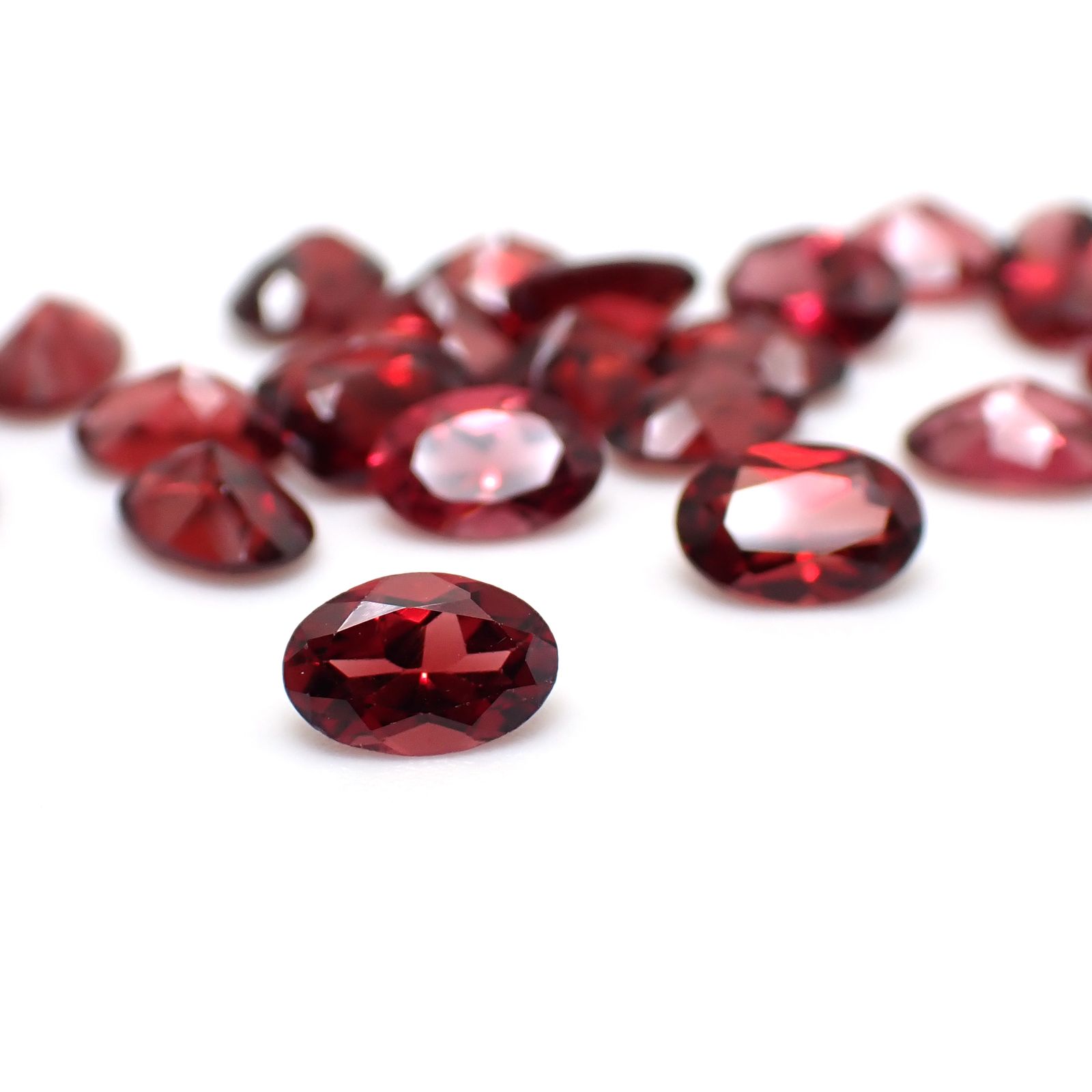 ◇ランダムセレクト◇パイロープアルマンディンガーネット モザンビーク産 約0.50ct / 6.1x4.1mm前後 [260532205-PAC]