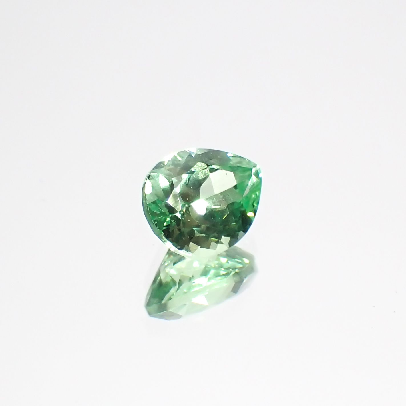 ミントガーネット タンザニア産 0.61ct[231023742]5.6x4.5mm前後