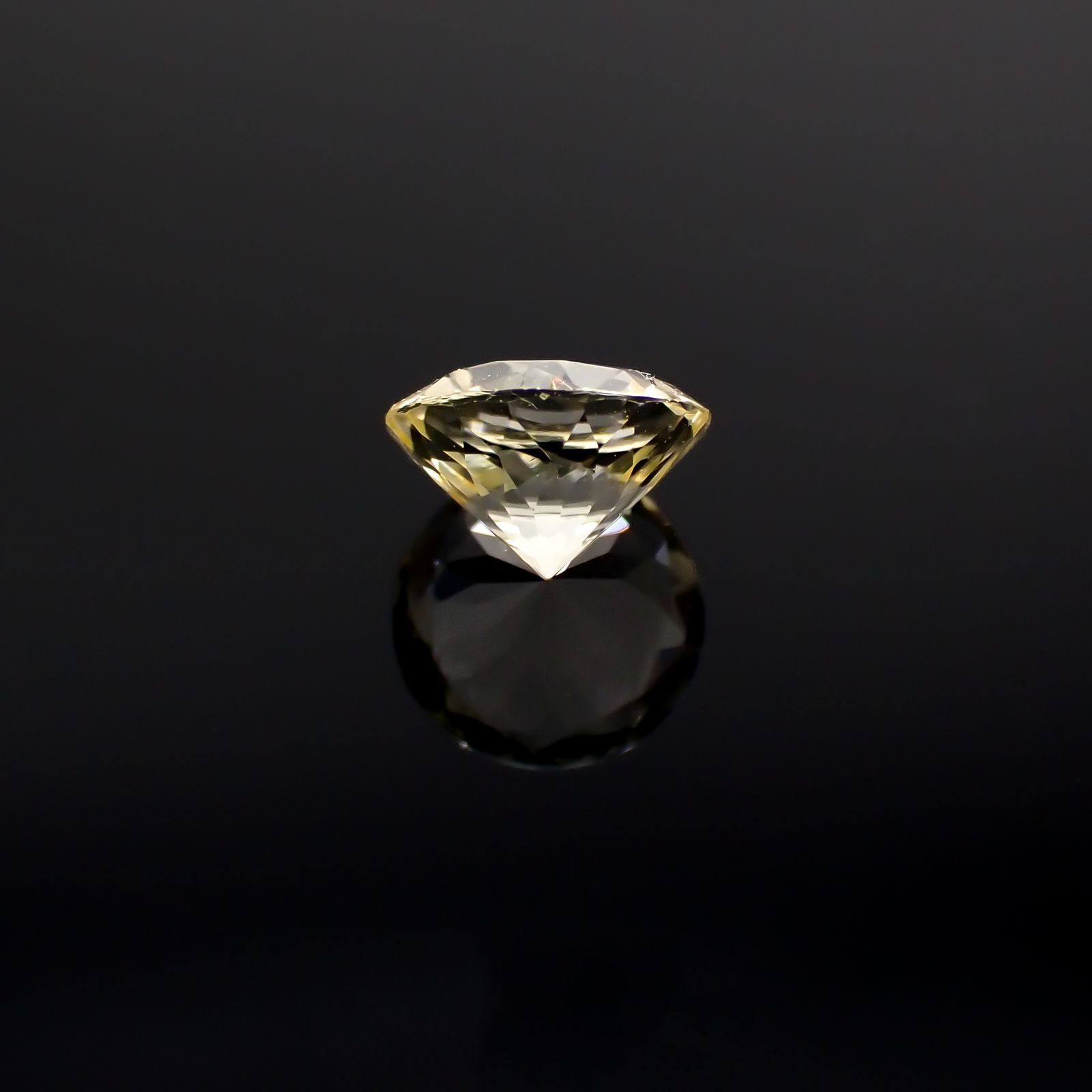 イエロースキャポライト(宝石名イエロー・スキャポライト)タンザニア産 識別済 0.37ct / 4.9x4.9mm前後 [251118026]