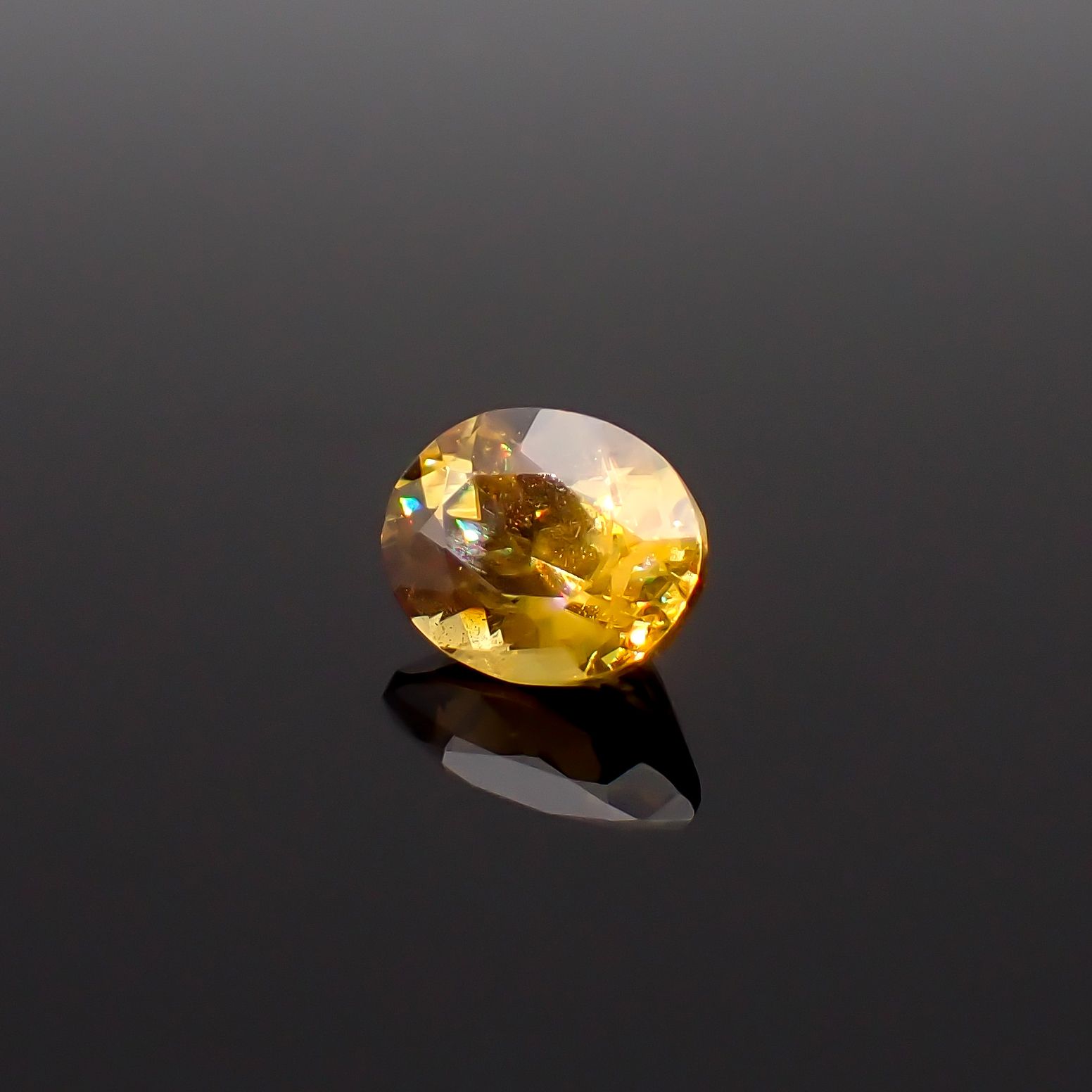 ゴールデンスフェーン マダガスカル産 1.33ct / 7.7x6mm前後 [260632352]