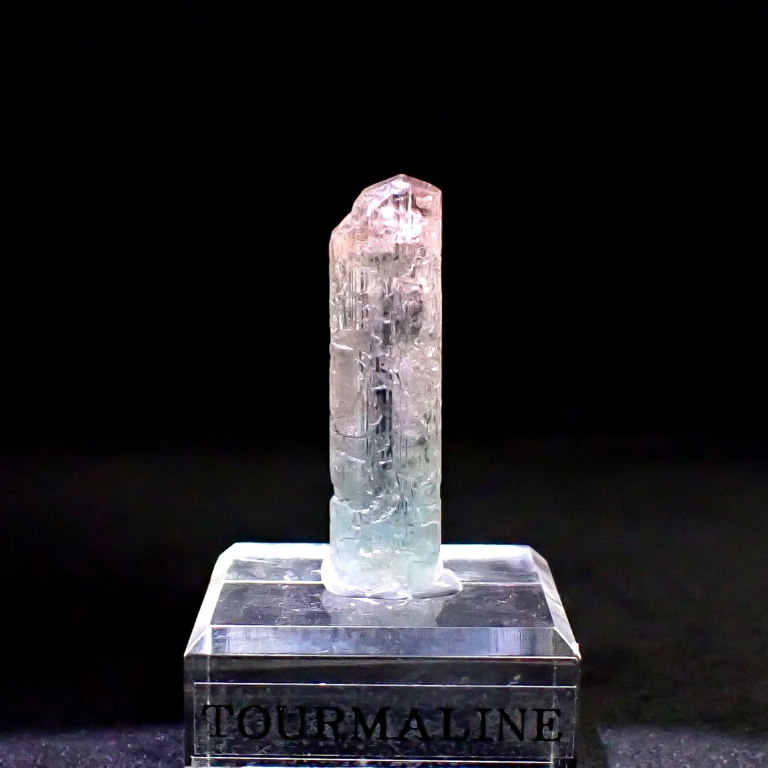 トルマリン柱状結晶原石 ブラジル ミナスジェライス州バーハ・ド・サリナス産 アクリル台座付き 24.45ct(4.89g) / 8.6x9.7x35.9mm前後 [260632364]