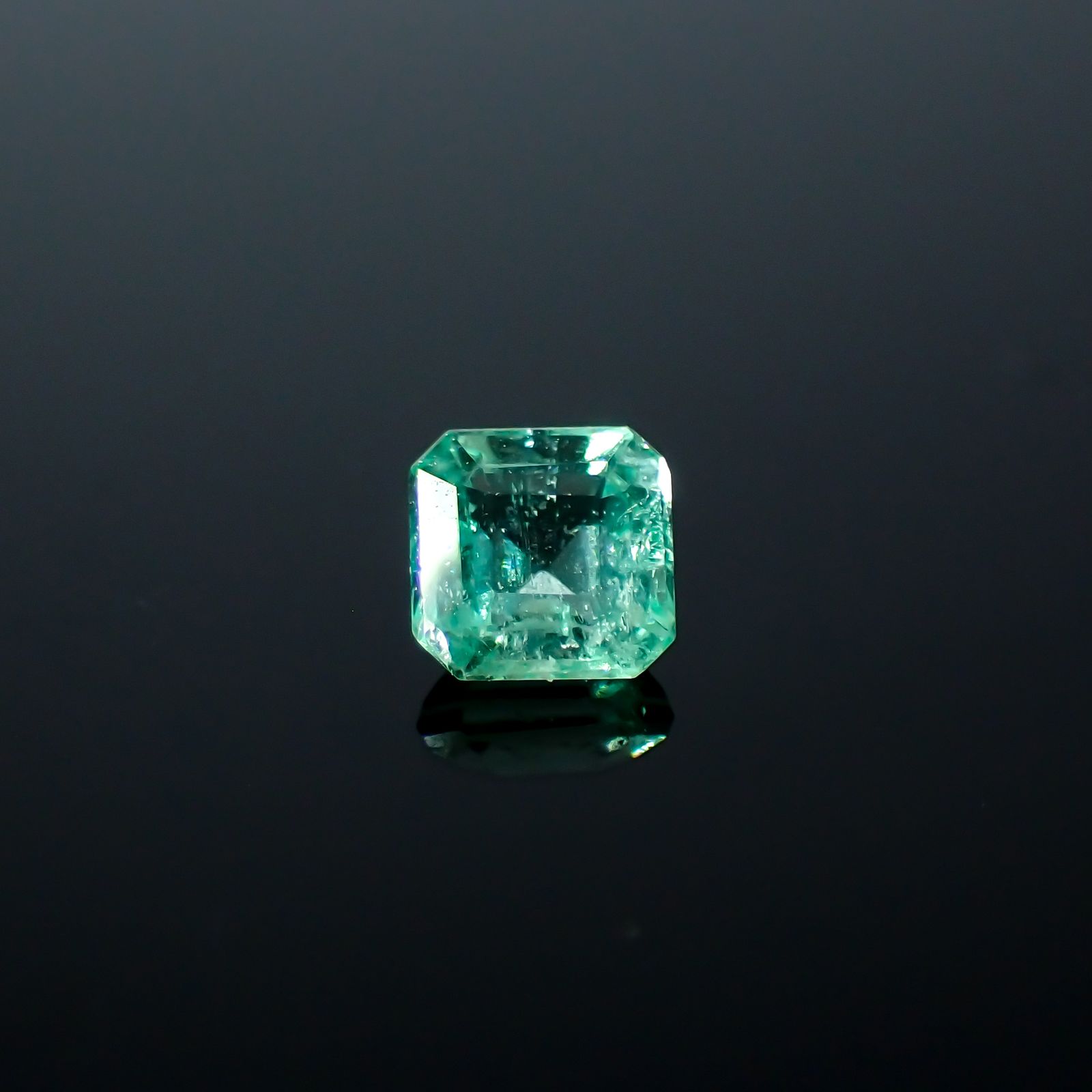 パステルカラーエメラルド コロンビア産 0.19ct[240225949]3.3x3.2mm前後
