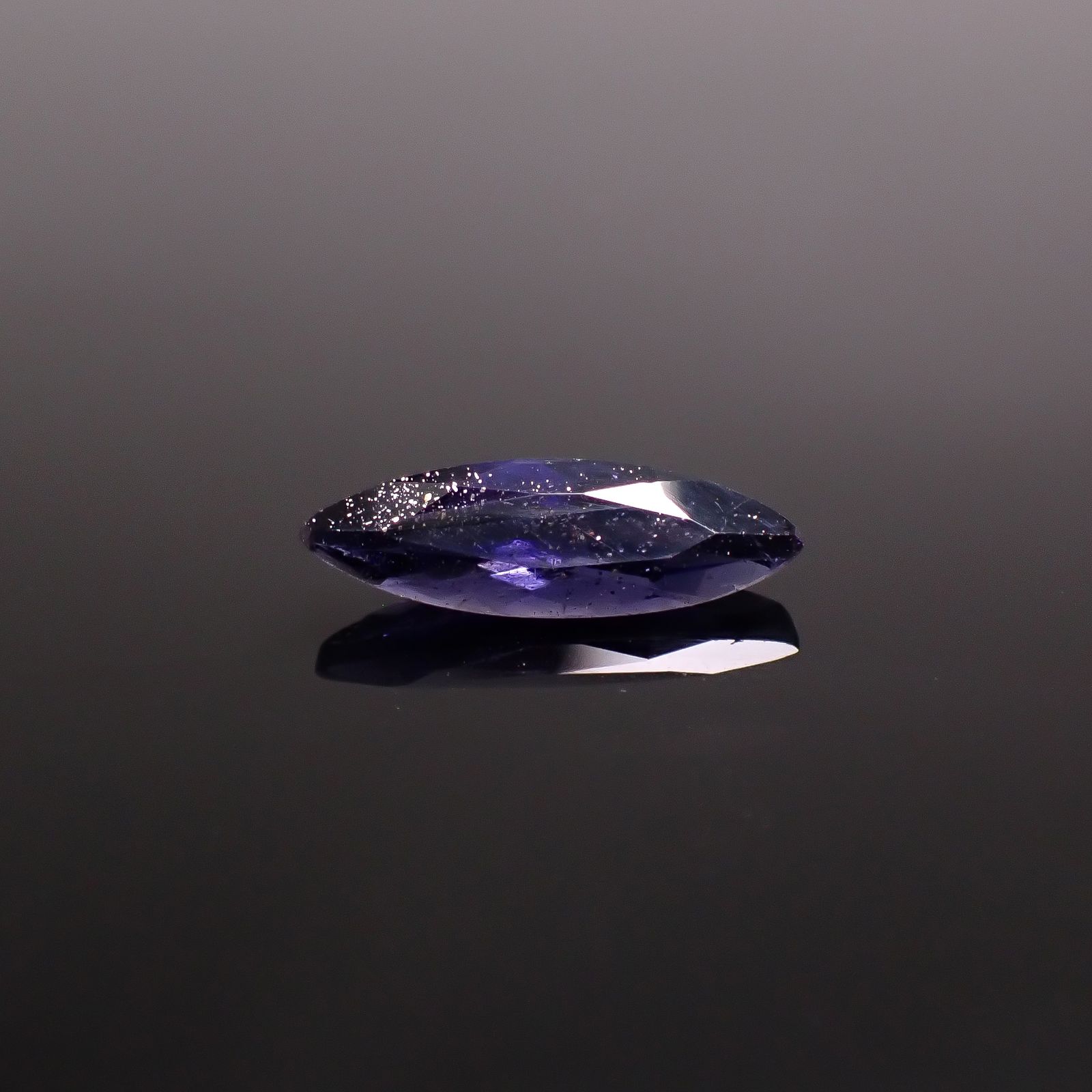 アイオライトサンストーン インド/ブラジル産 2.16ct / 17.2x5.5mm前後 [260231660]