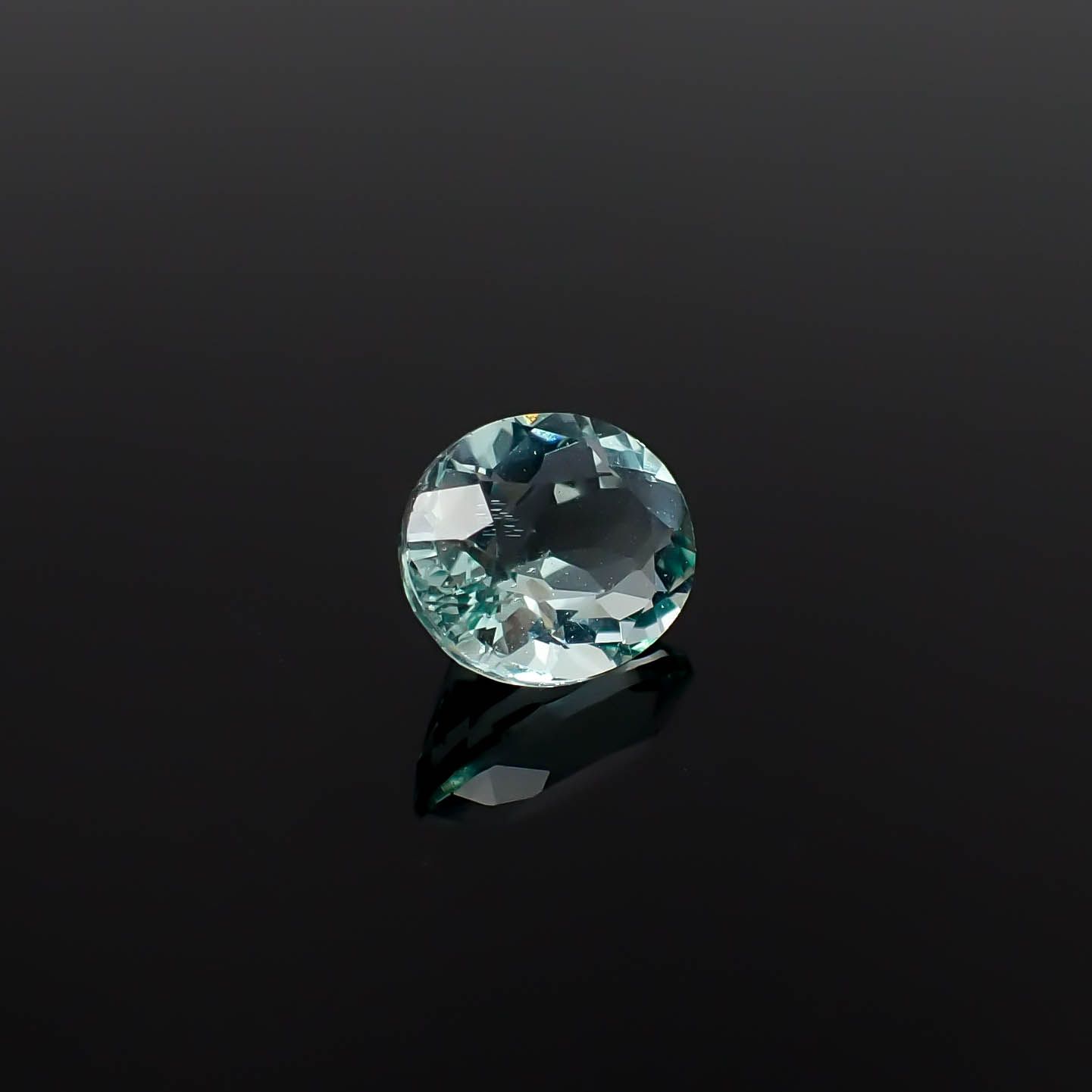 フローライト フルオレッセンス ジンバブエ産 1.19ct [250630515]7.2x5.9mm前後