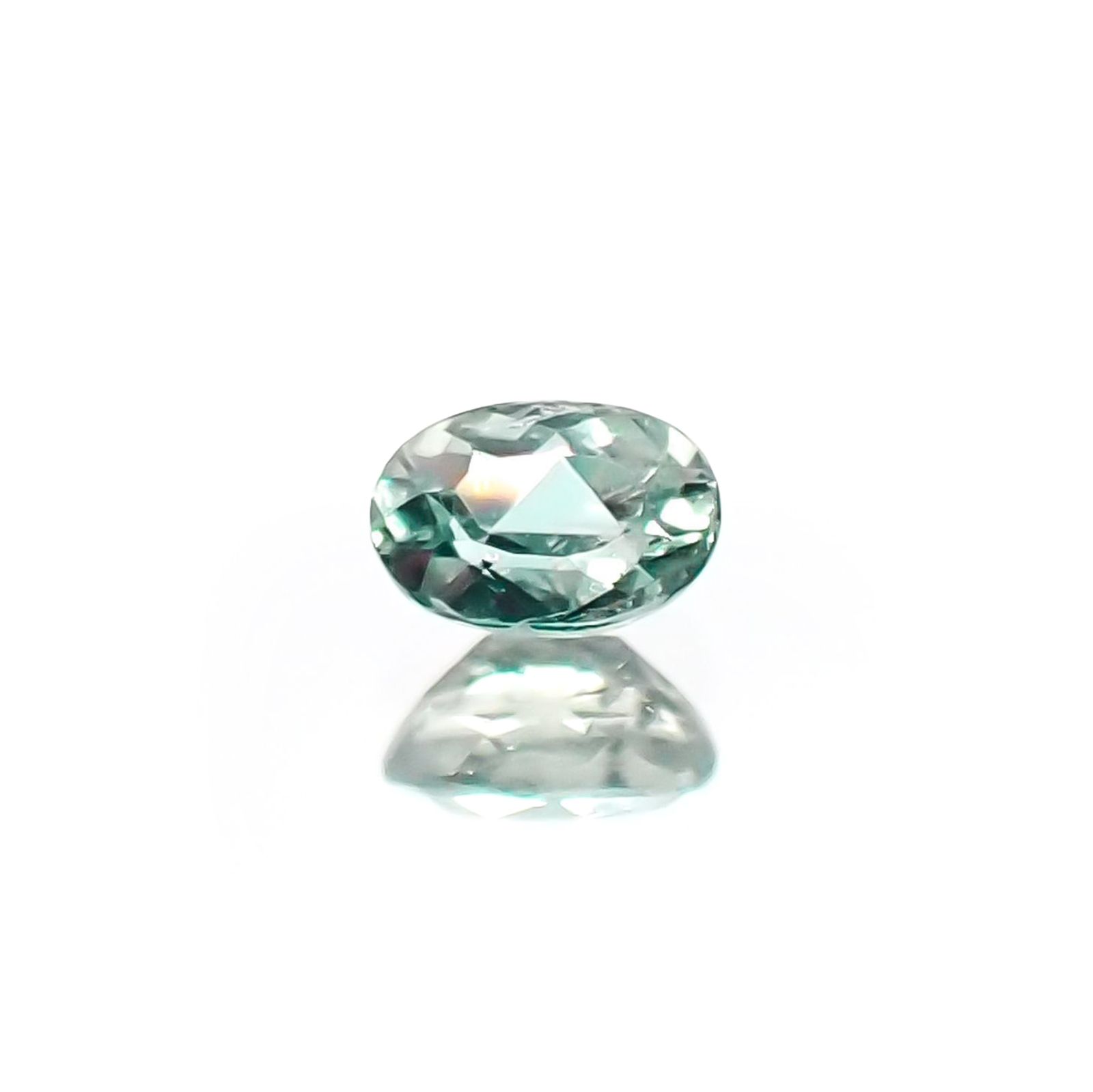アレキサンドライト(宝石名アレキサンドライト)ブラジル・ミナスジェライス州ヘマチタ鉱山産 識別済 0.14ct / 3.5x2.4mm前後 [231023948]