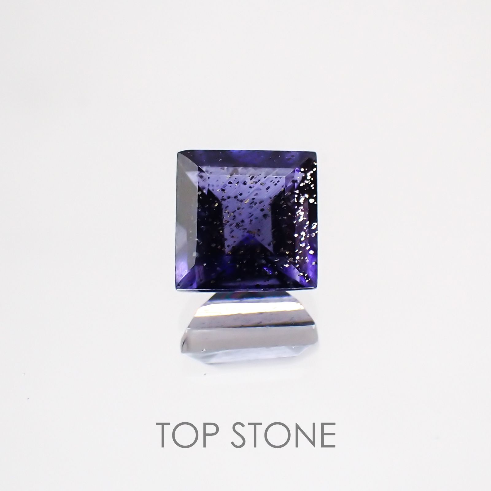 アイオライトサンストーン ブラジル・インド産 ルース 0.67ct[210310439]5.2×5.2mm前後