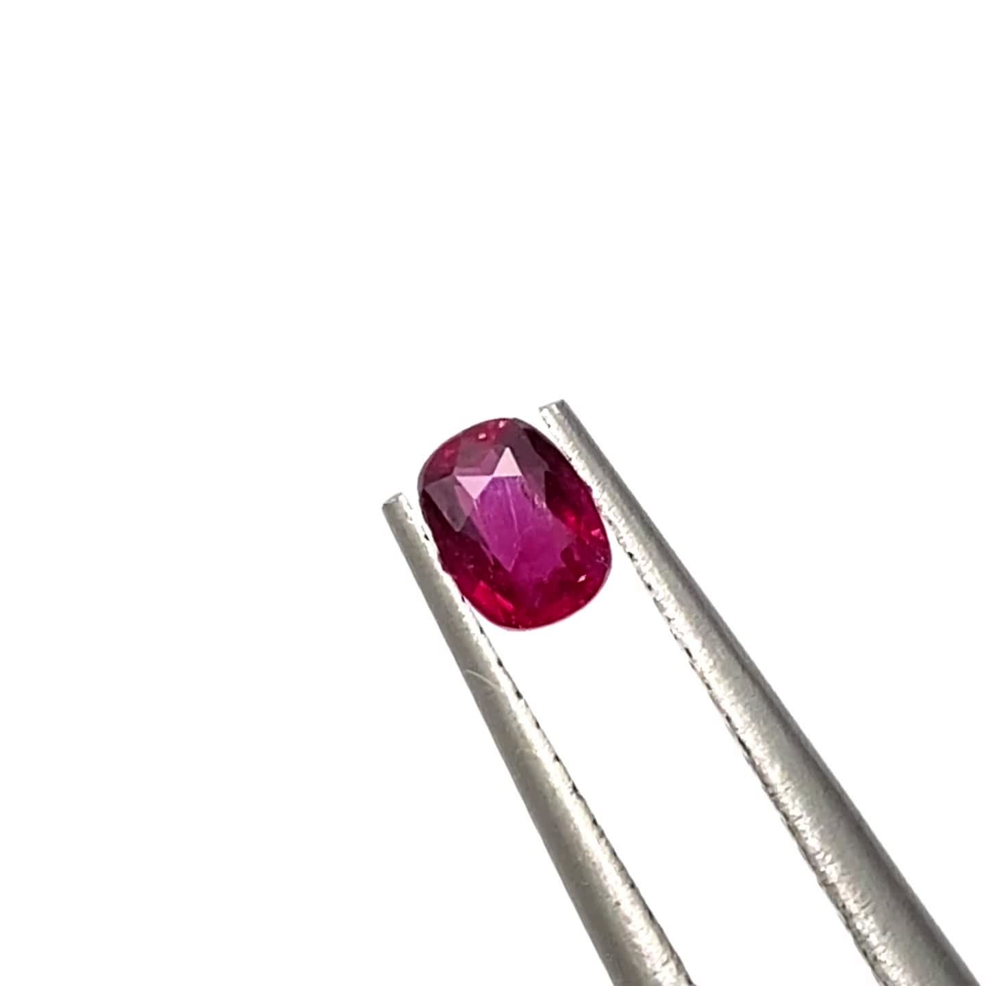 ルビー 非加熱 マダガスカル産 0.25ct / 4.2x3.1mm前後 [230622343