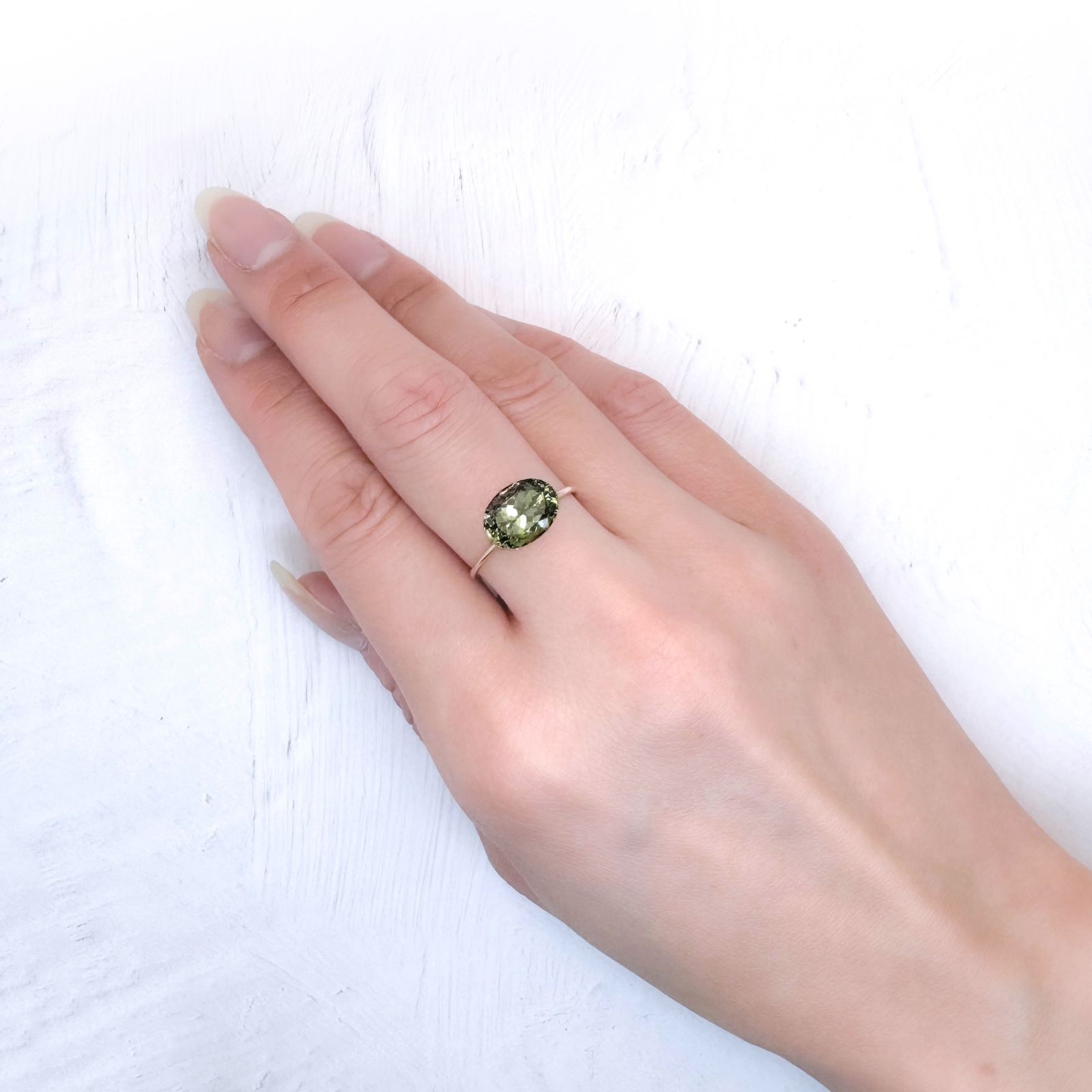 バイカラータンザナイト(宝石名グリーン・ゾイサイト)タンザニア産 ソ付(彩珠) 3.838ct / 10.4x7.7mm前後 [251231474]