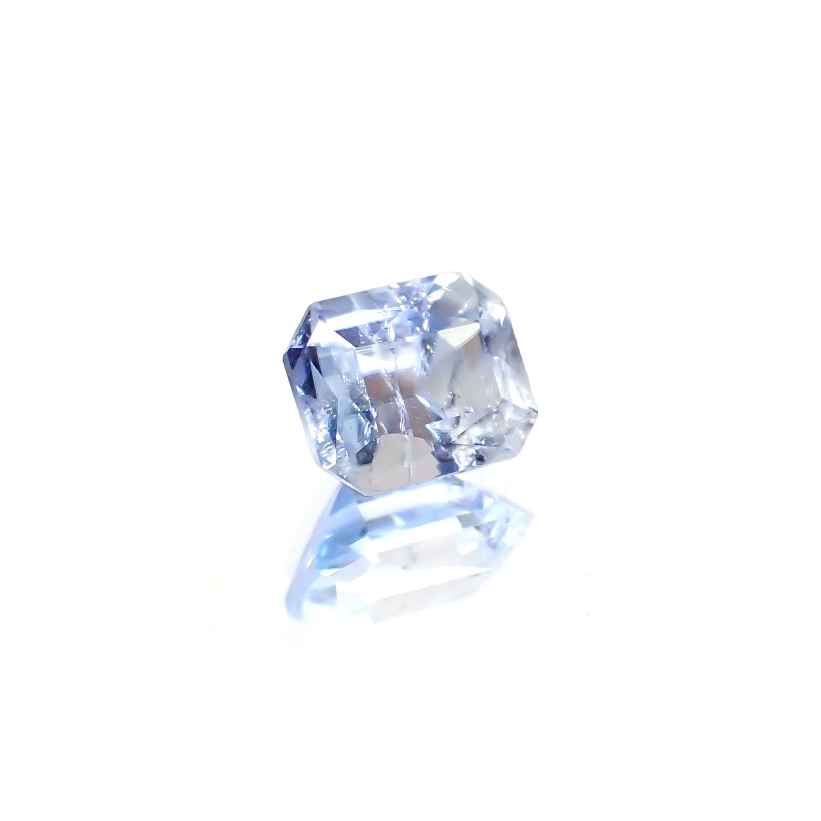 ベニトアイト(宝石名ベニトアイト) アメリカ・カリフォルニア州サンベニト産 ソ付(彩珠) 0.645ct / 5.1x4.2mm前後 [210310210]