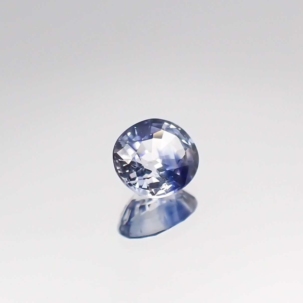 アイスブルーサファイア スリランカ・マダガスカル産 ルース 0.31ct[210711176]4.2×3.7mm前後
