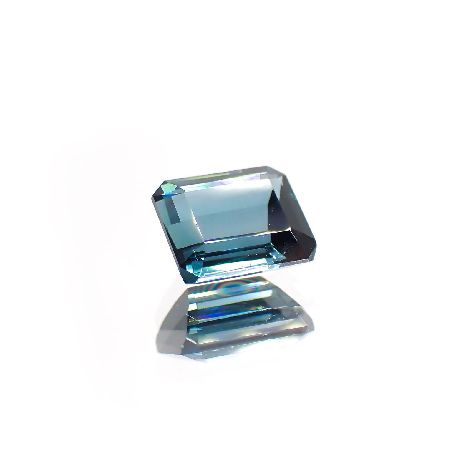 ブルートルマリン(宝石名ブルー・トルマリン) ナイジェリア/ブラジル産 ソ付(彩珠) 1.567ct / 7.2x6.3mm前後 [211013588]