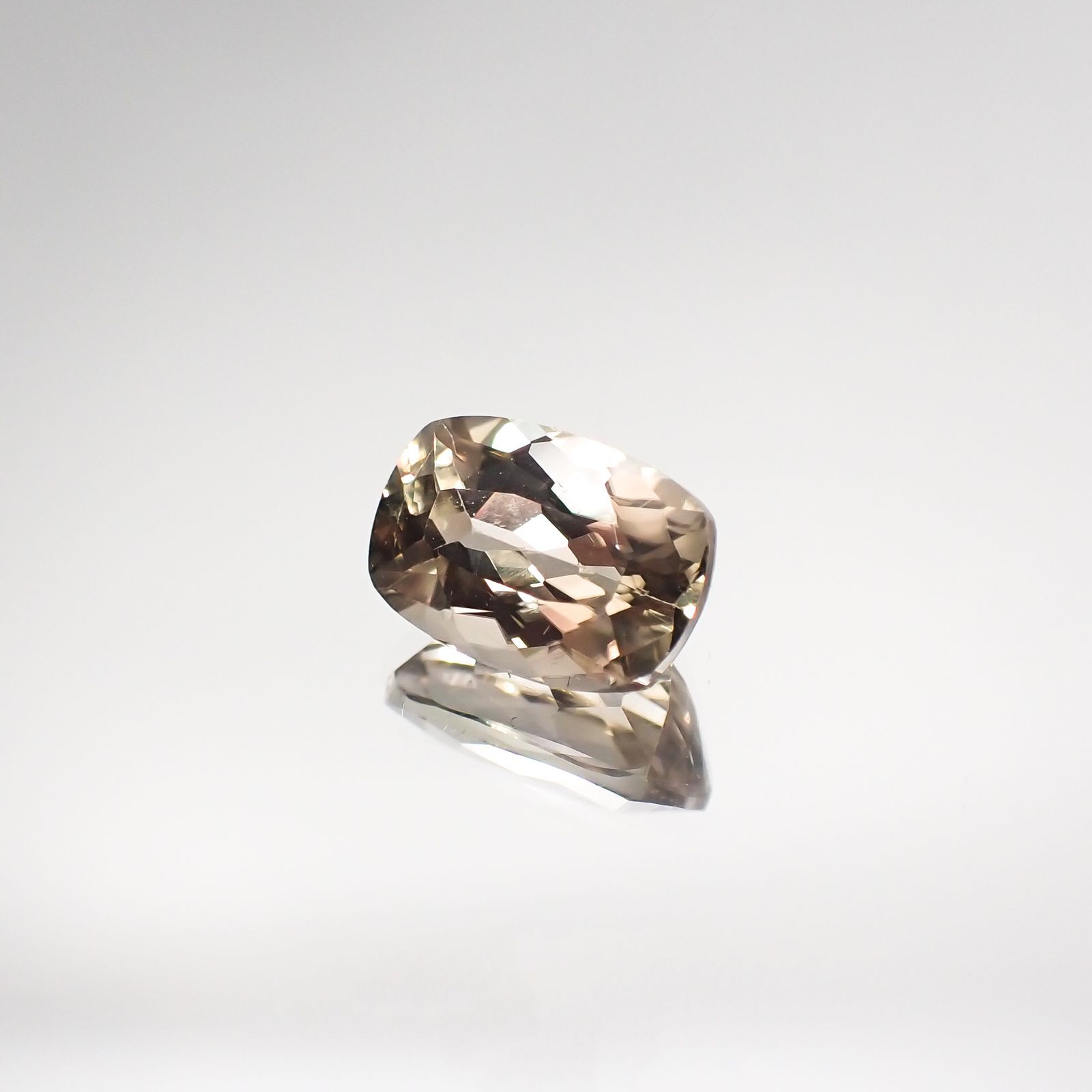 カラーチェンジ ダイアスポア(宝石名ダイアスポア カラーチェンジ・タイプ) トルコ産 1.777ct ソ付[210711632]8.7×5.9mm前後