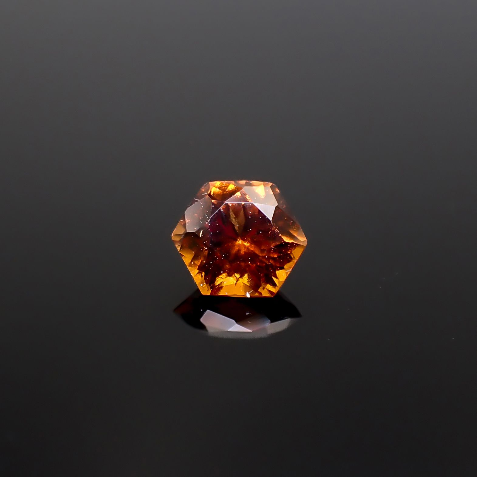 ◇ヘキサゴンカット◇ヘソナイトガーネット(宝石名ヘソナイト・ガーネット)スリランカ産 0.70ct 識別済[241129445]5.1x5mm前後