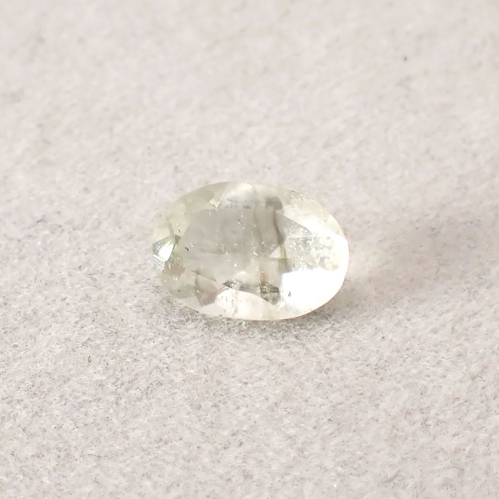 リビアングラス 発見地：エジプト・リビア砂漠 1.64ct / 10.5x7.2mm前後 [251131309]